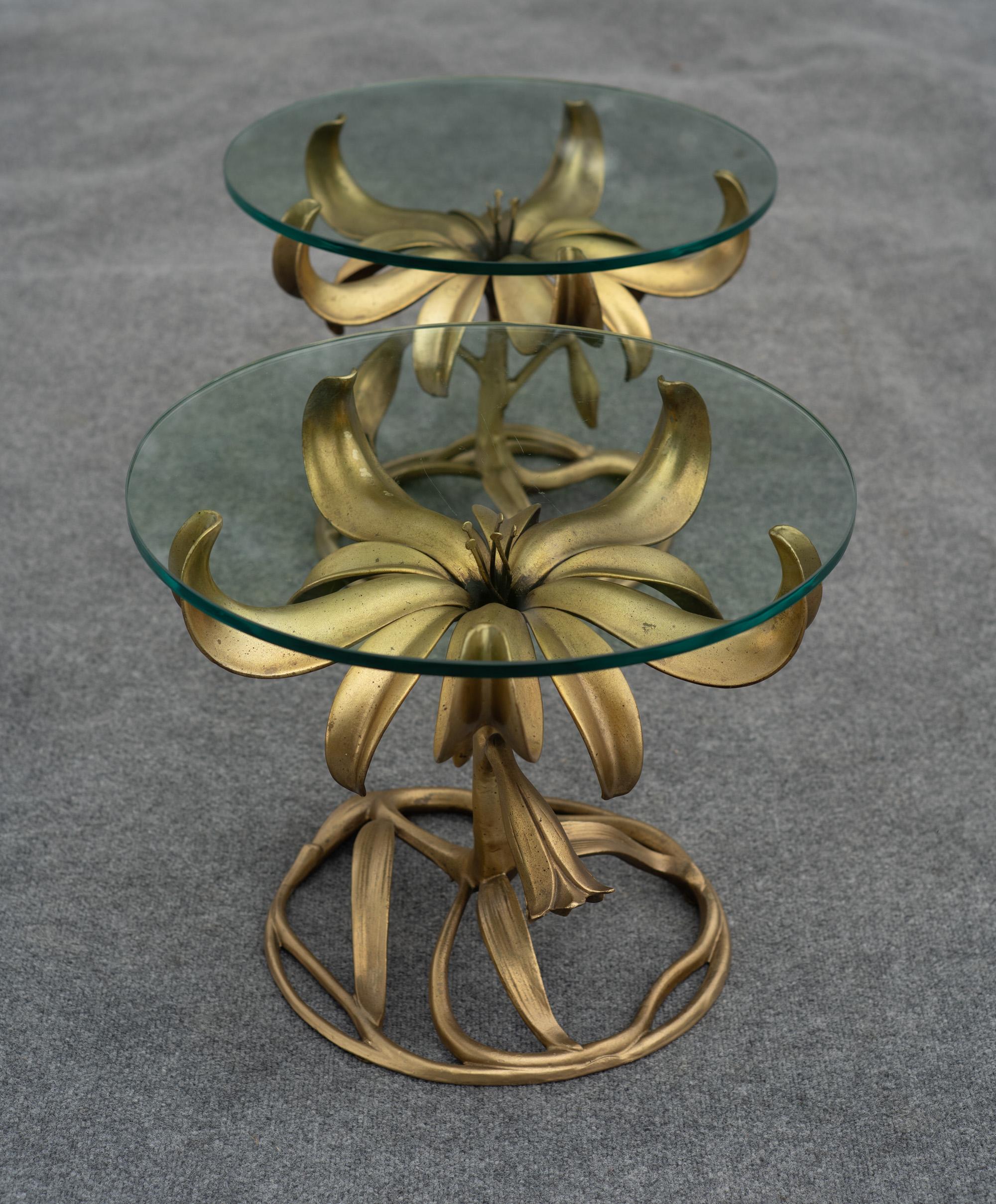 Pareja de mesas auxiliares Arthur Court de aluminio fundido y cristal con forma floral en Bueno estado para la venta en Philadelphia, PA