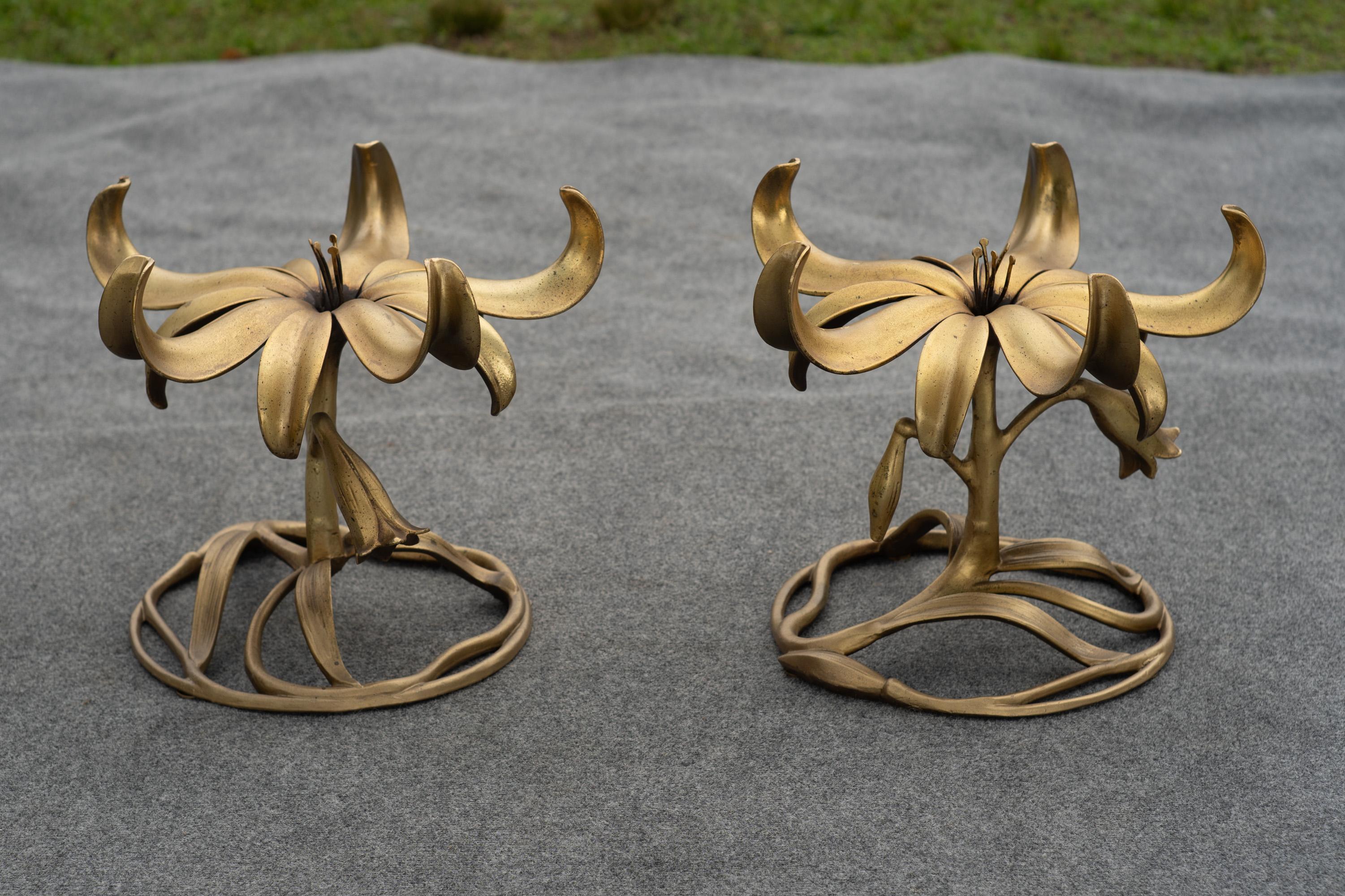 Pareja de mesas auxiliares Arthur Court de aluminio fundido y cristal con forma floral finales del siglo XX en venta