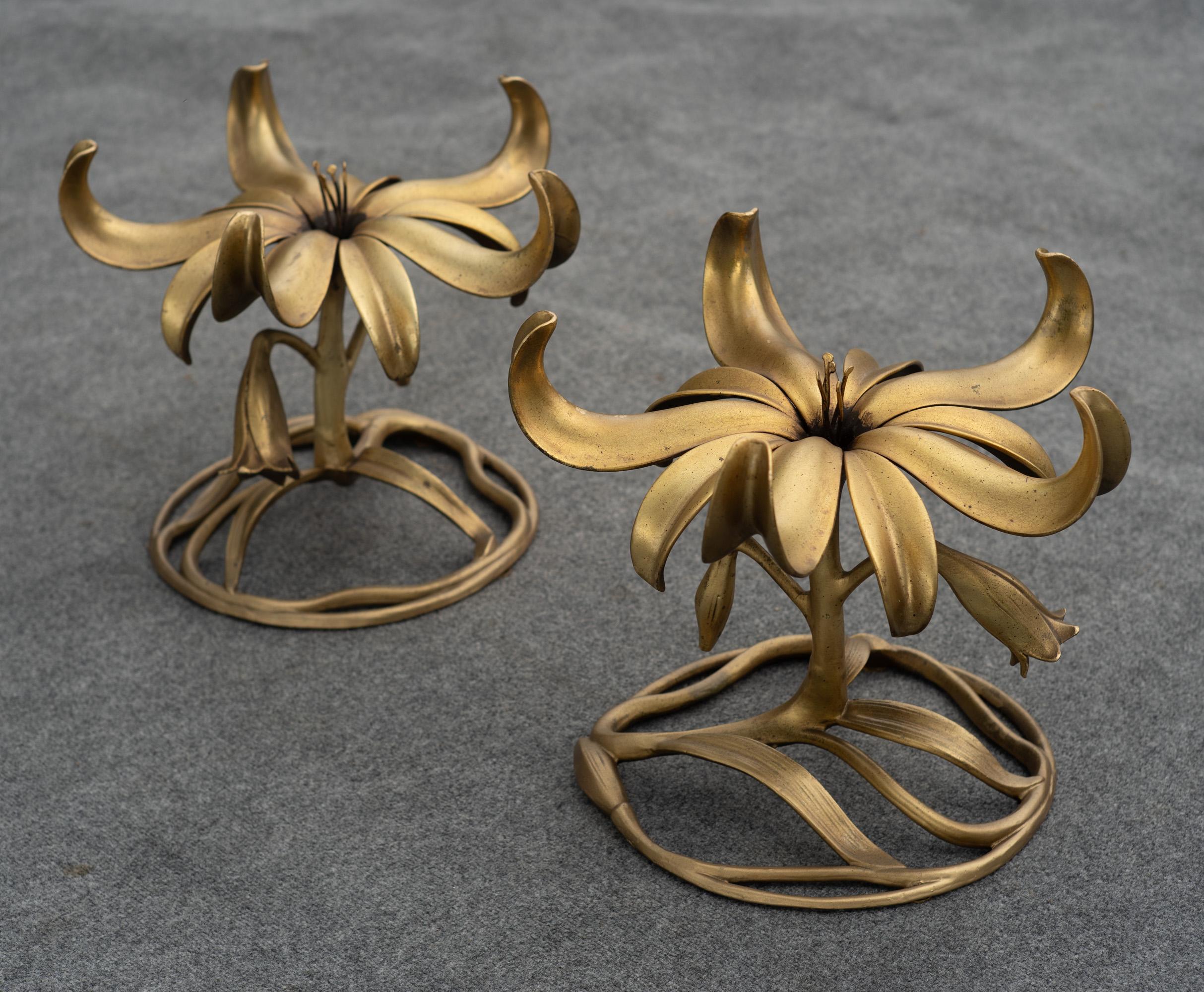 Pareja de mesas auxiliares Arthur Court de aluminio fundido y cristal con forma floral Metal en venta
