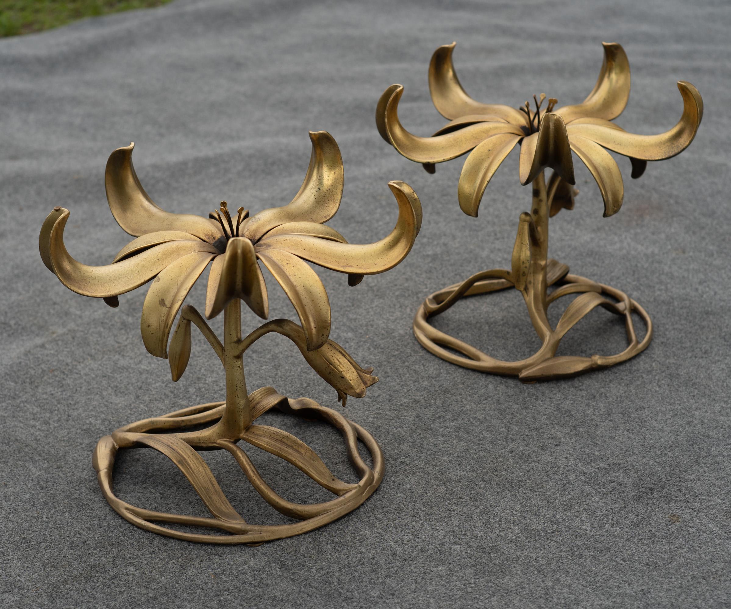 Pareja de mesas auxiliares Arthur Court de aluminio fundido y cristal con forma floral en venta 1