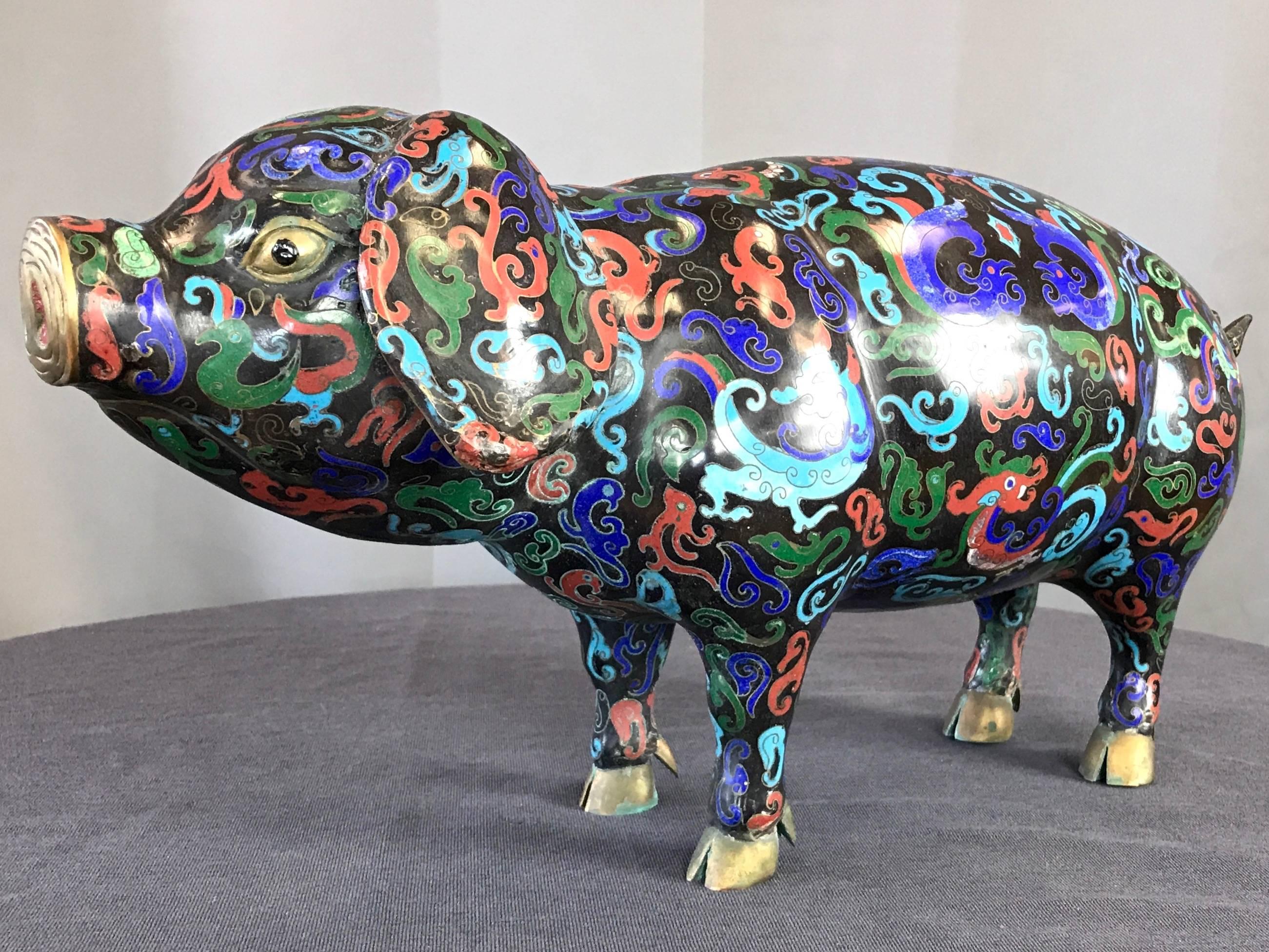 Un très grand cochon chinois cloisonné peu commun:: vers les années 1950. 

Ce porcelet de deux pieds de long:: émaillé de couleurs vives et fièrement posé:: est à la fois grandeur nature et plein de vie. Recouvert du nez à la queue de décorations