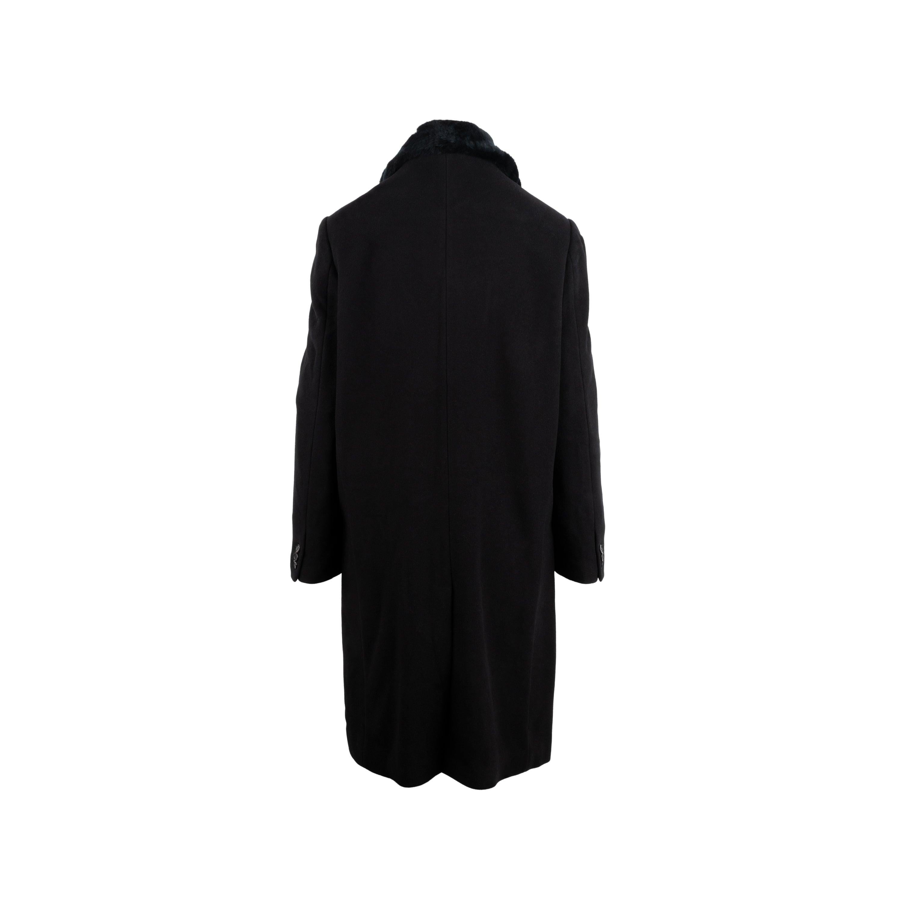 Questo soprabito nero di Unconditional London è realizzato in morbida lana per un calore e un comfort superiori. Presenta risvolti in pelliccia ecologica per una sensazione di lusso e due tasche frontali con chiusura a un bottone per un look
