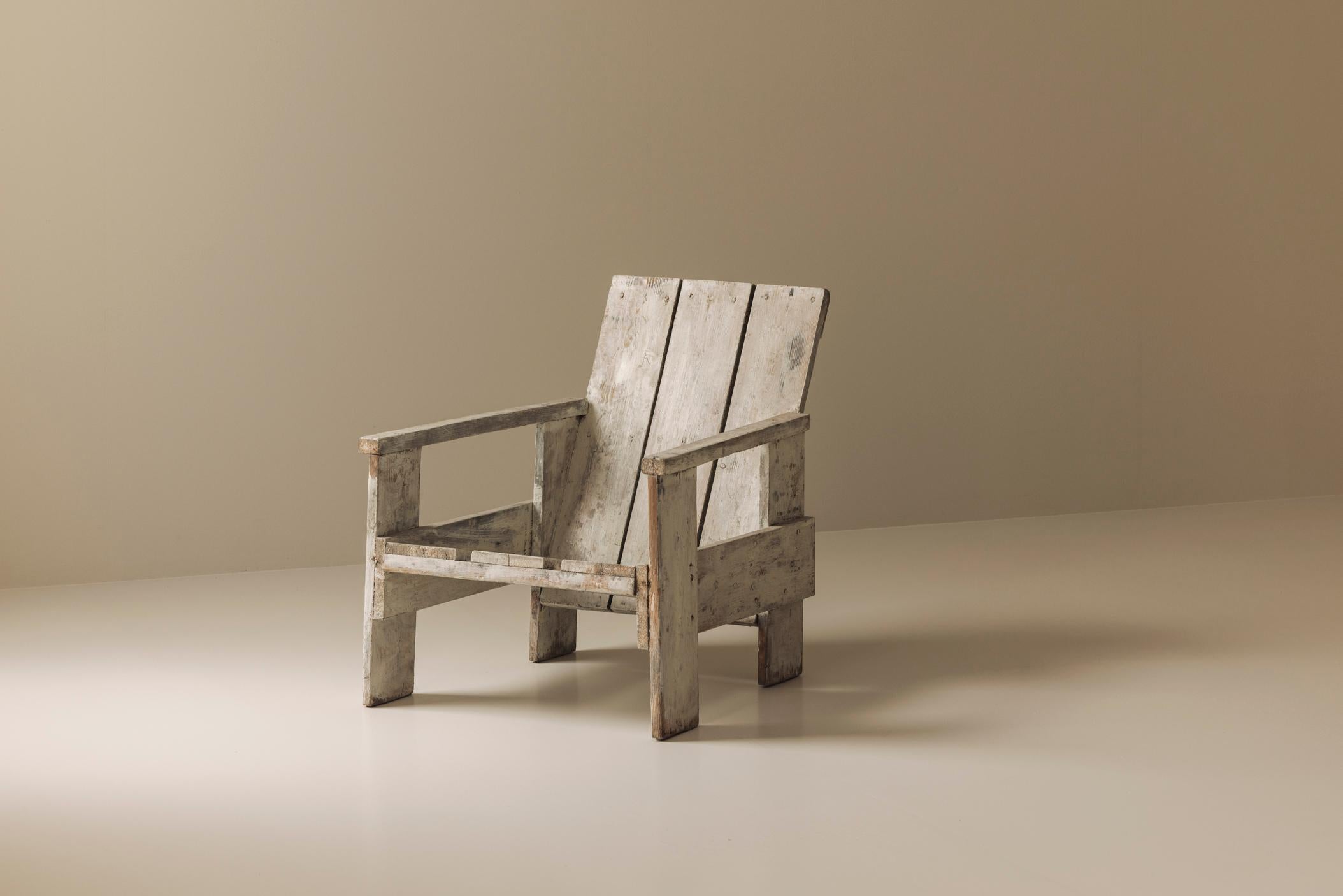 Una rivisitazione sorprendente e non convenzionale dell'iconica Crate Chair, originariamente progettata dal maestro olandese De Stijl Gerrit Rietveld negli anni Trenta. Questa versione rivisitata mantiene lo spirito essenziale della sedia - forme