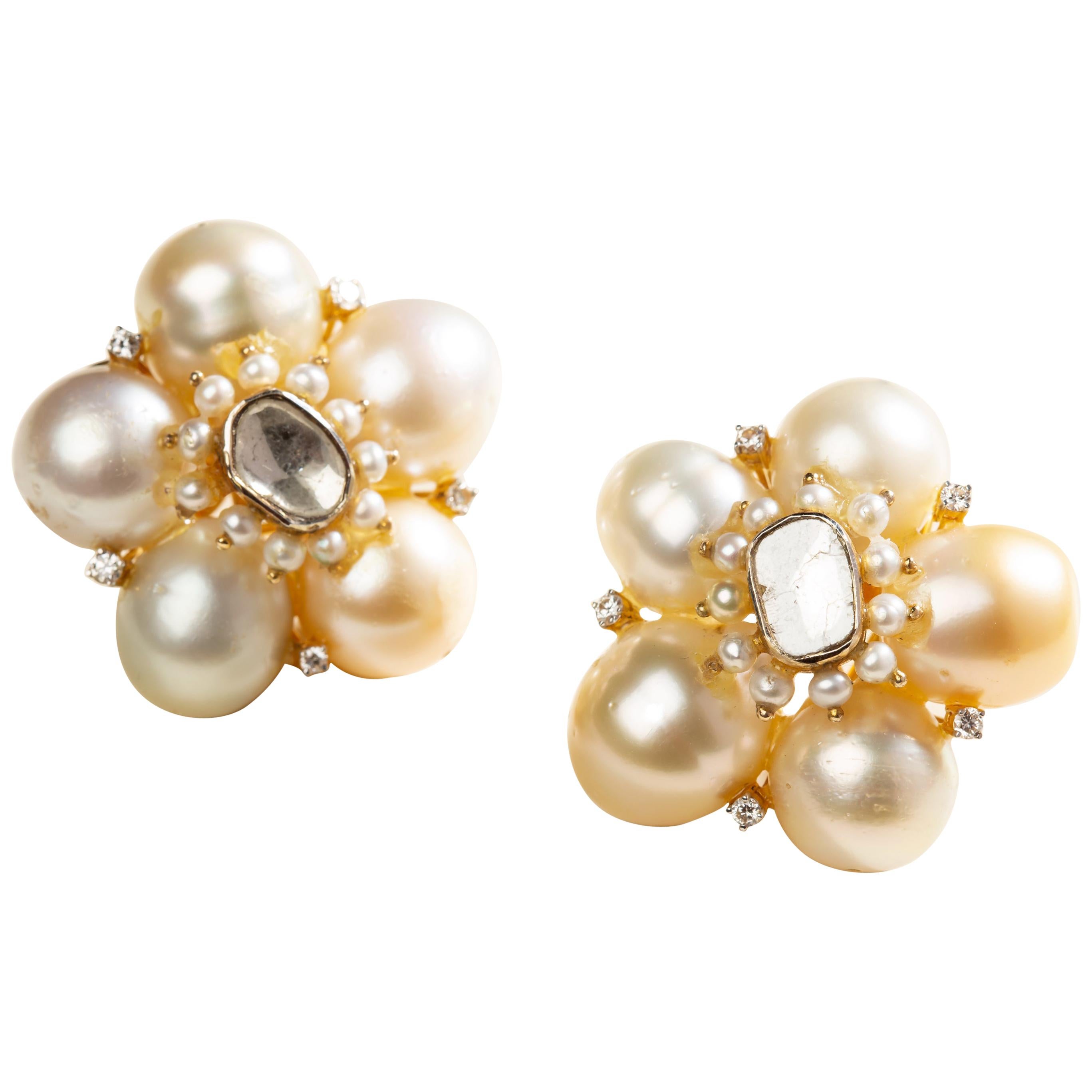 Ohrringe aus 18 Karat Gold mit geschliffenen Diamanten und Perlen im Angebot