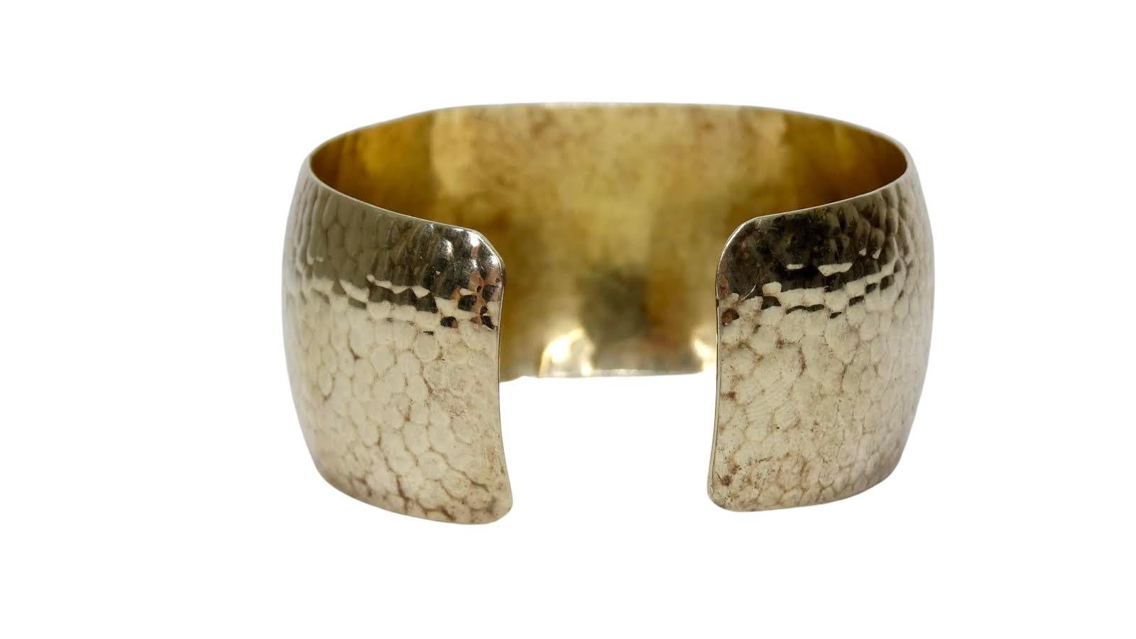 Elegante e unico, questo bracciale della fine del XX secolo è realizzato in argento e presenta una texture martellata con un motivo floreale astratto creato con diamanti grezzi. Il marchio 925 è impresso all'interno e pesa 32,34 g in totale.