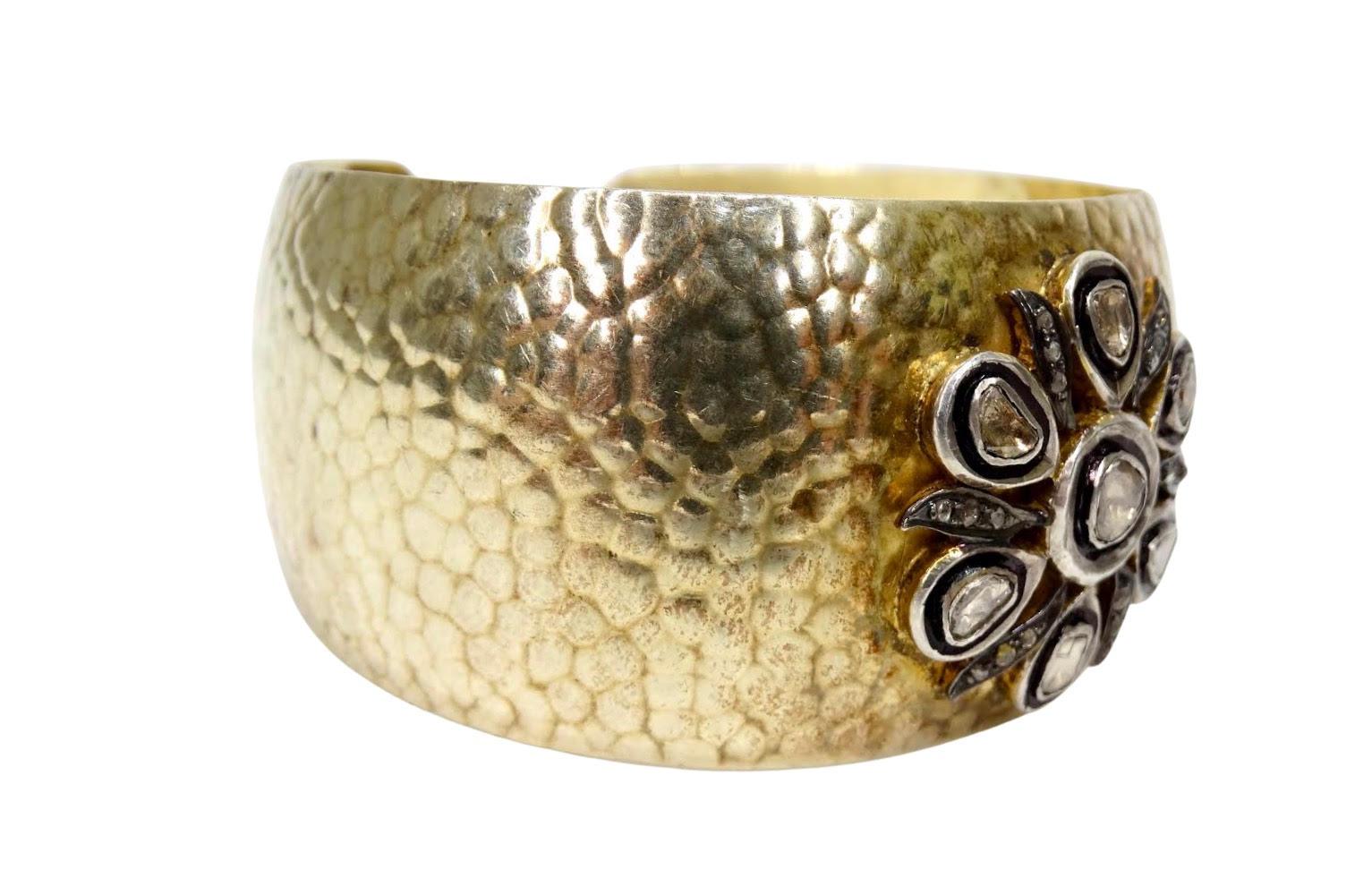 Grezzo Bracciale in argento martellato con diamante grezzo in vendita