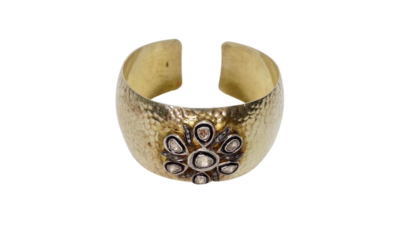 Bracciale in argento martellato con diamante grezzo in vendita 1