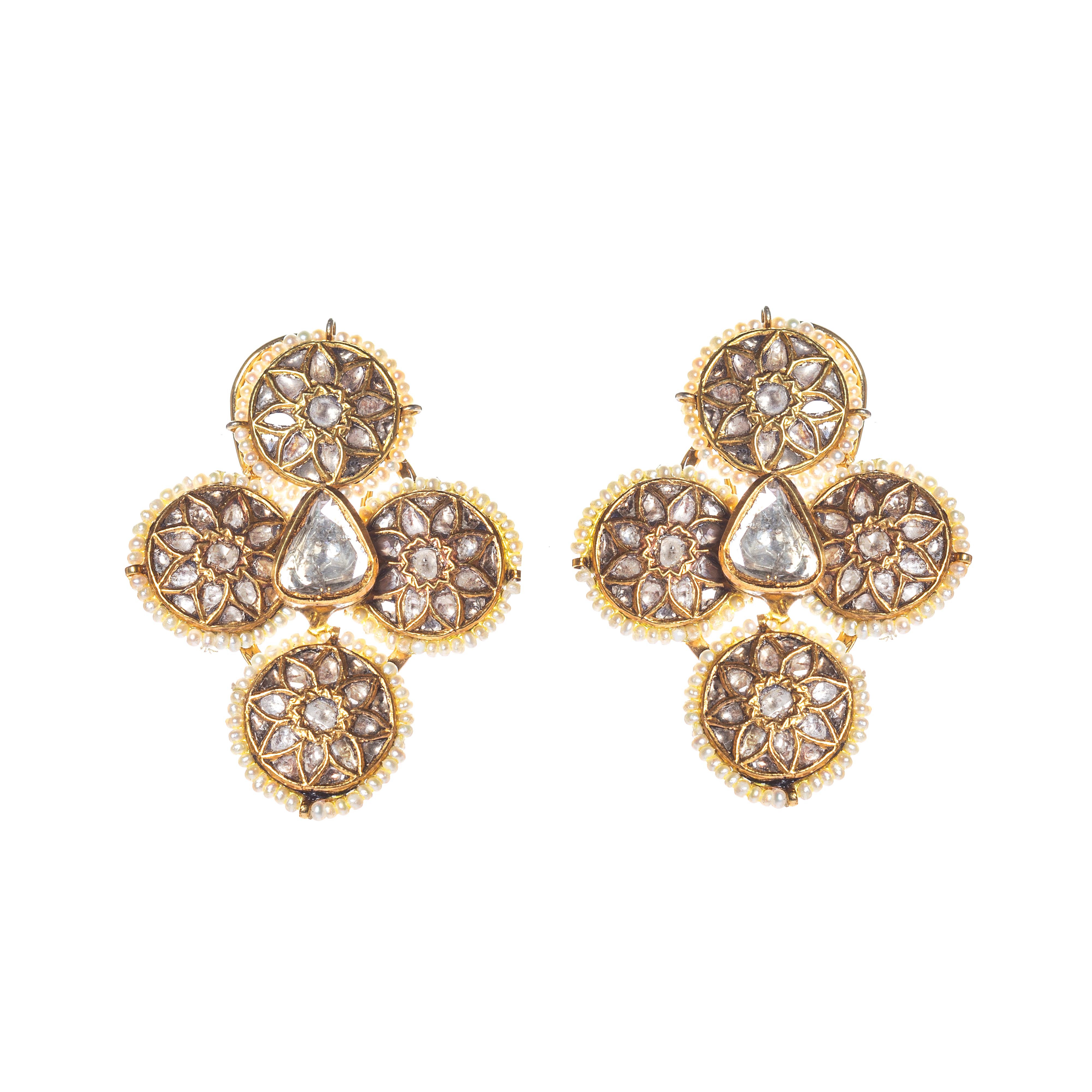 Contemporain Enchanted by Mughal Elegance : Boucles d'oreilles solitaires en or 22 carats avec diamants non taillés en vente