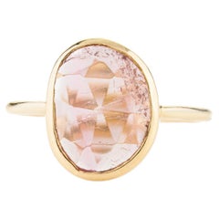 Anillo de oro amarillo macizo de 18 quilates con turmalina rosa en bruto engastado en bisel para ella