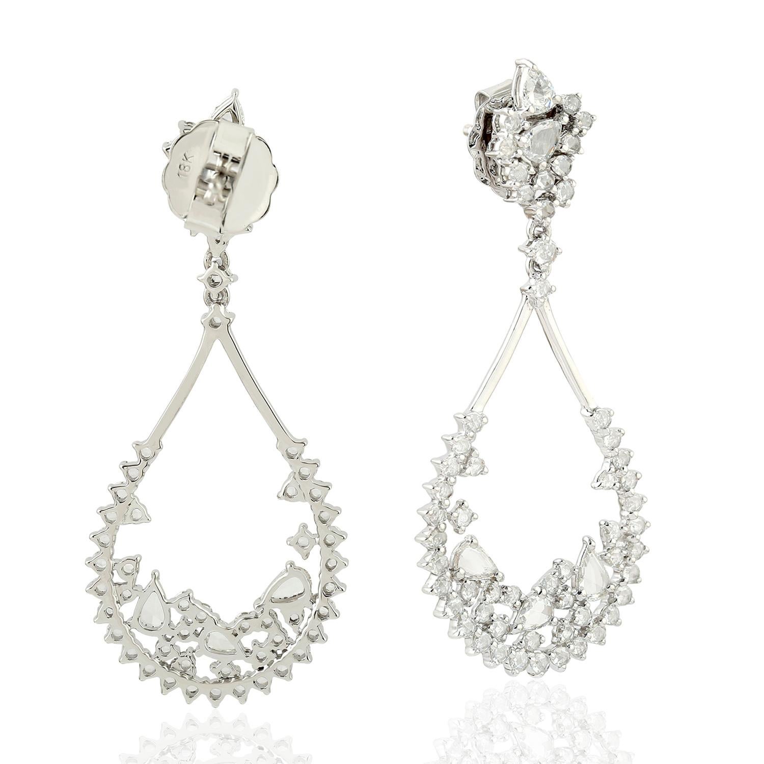 Contemporain Boucles d'oreilles en or 18 carats et diamants blancs en vente