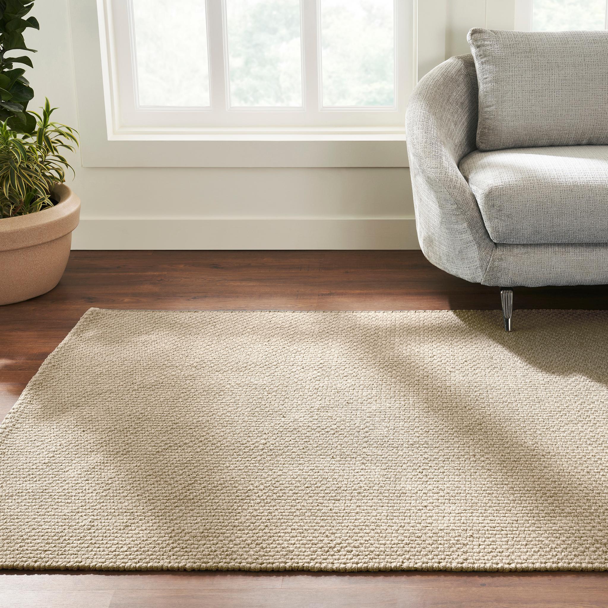 Tel un portrait en toute simplicité, Unda s'enorgueillit d'un rythme naturel sous-jacent, à la fois calme et captivant. Issue de notre Collection Hand Woven, mais destinée à tous les aspects de notre vie, la texture trapue d'Unda s'inspire de