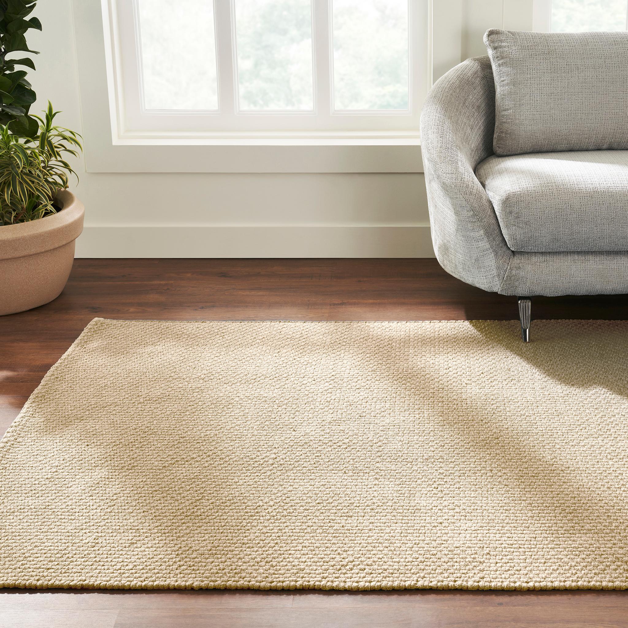 Tel un portrait en toute simplicité, Unda s'enorgueillit d'un rythme naturel sous-jacent, à la fois calme et captivant. Issue de notre Collection Hand Woven, mais destinée à tous les aspects de notre vie, la texture trapue d'Unda s'inspire de