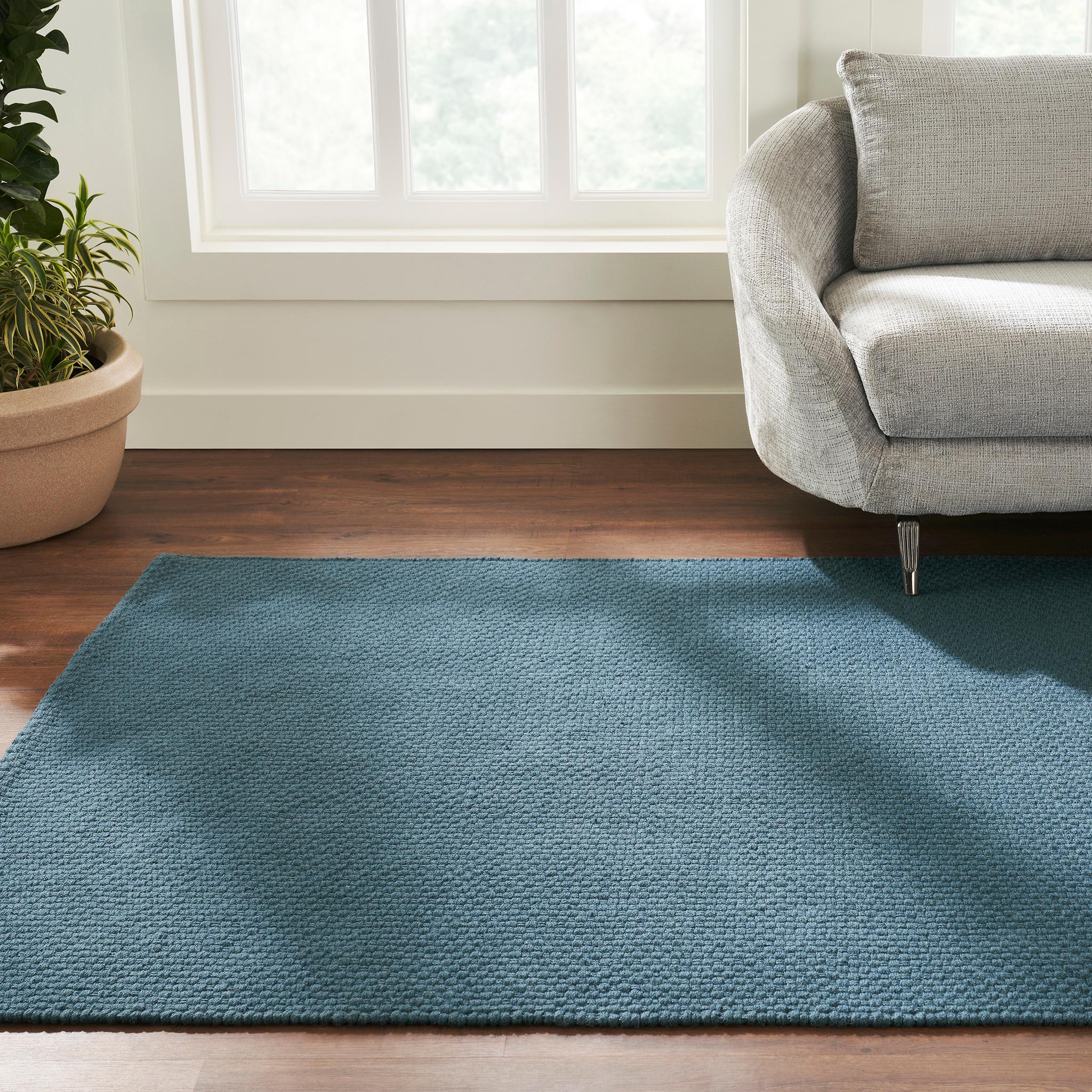 Tel un portrait en toute simplicité, Unda s'enorgueillit d'un rythme naturel sous-jacent, à la fois calme et captivant. Issue de notre Collection Hand Woven, mais destinée à tous les aspects de notre vie, la texture trapue d'Unda s'inspire de