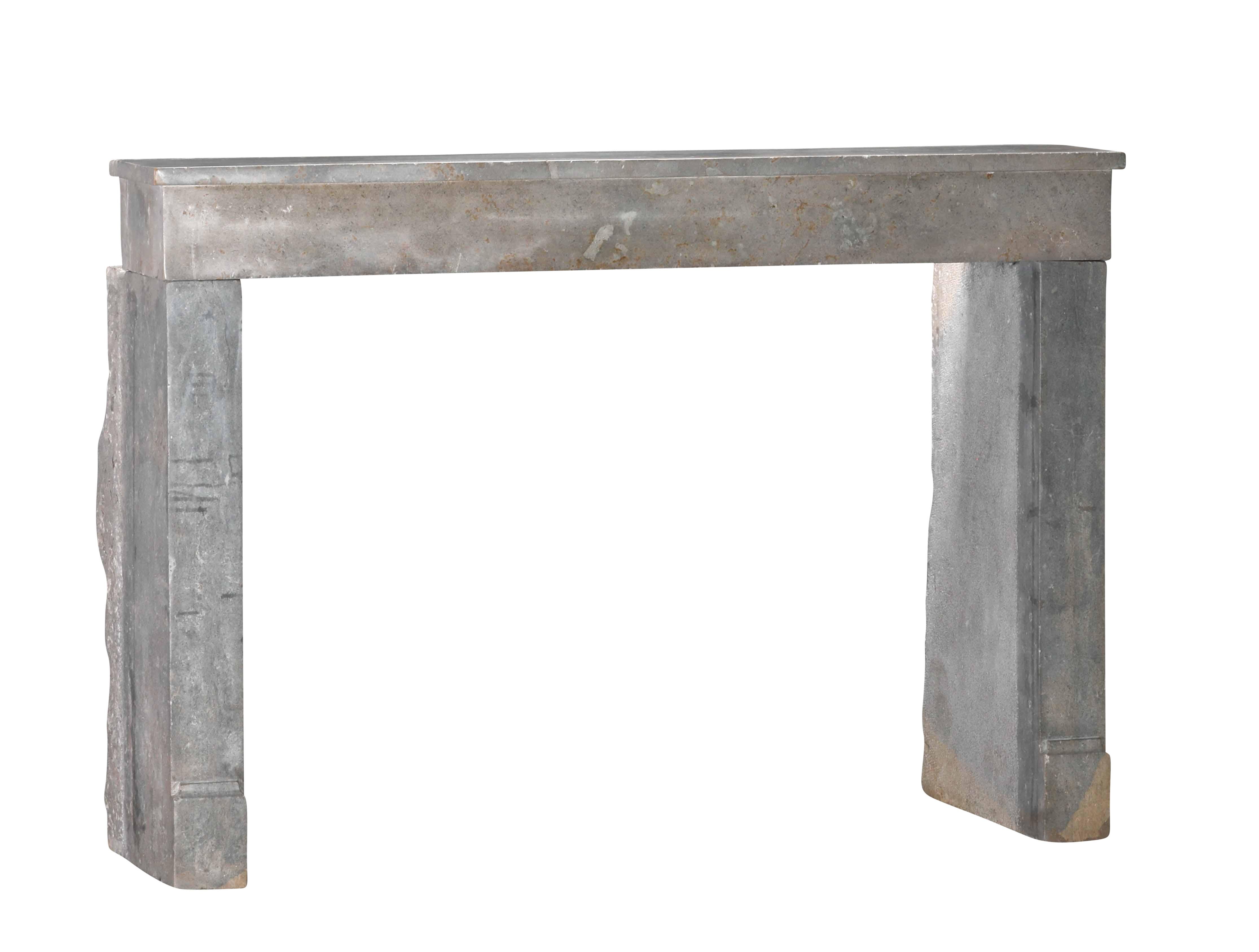 Chimenea Antigua De Piedra Gris Indefinida De Francia Para Un Interiorismo Atemporal en venta 3