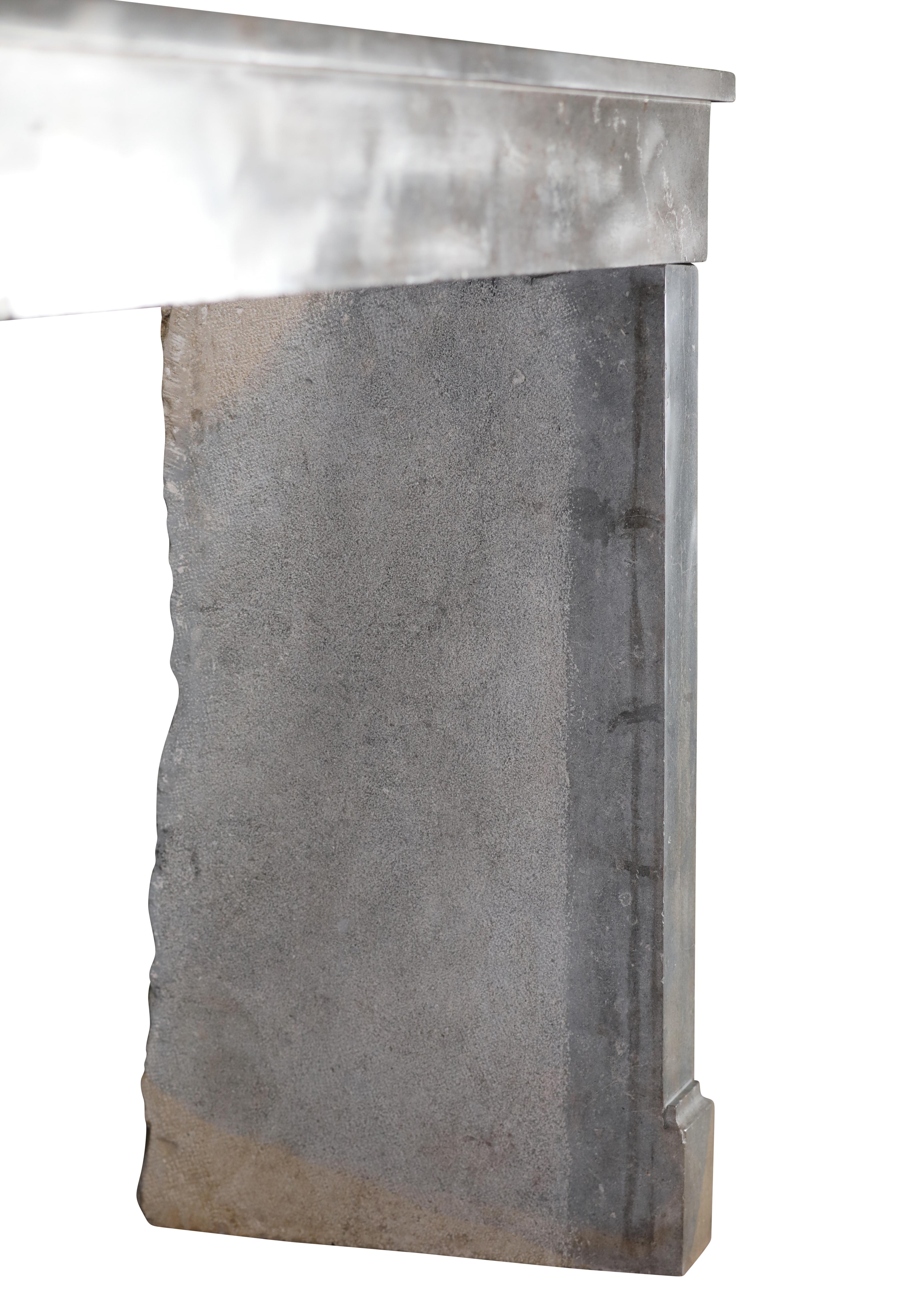 Chimenea Antigua De Piedra Gris Indefinida De Francia Para Un Interiorismo Atemporal en venta 4