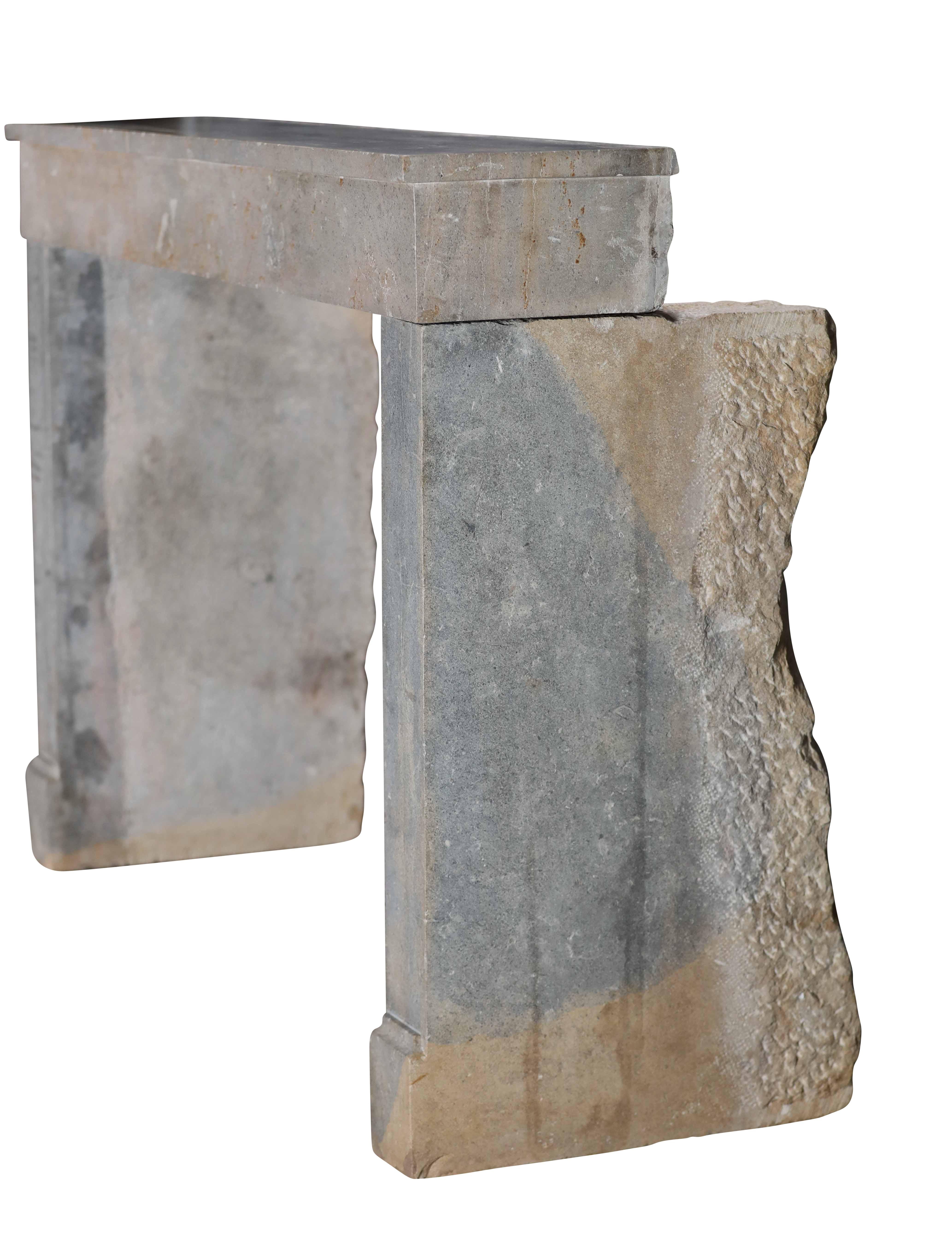 Chimenea Antigua De Piedra Gris Indefinida De Francia Para Un Interiorismo Atemporal en venta 7