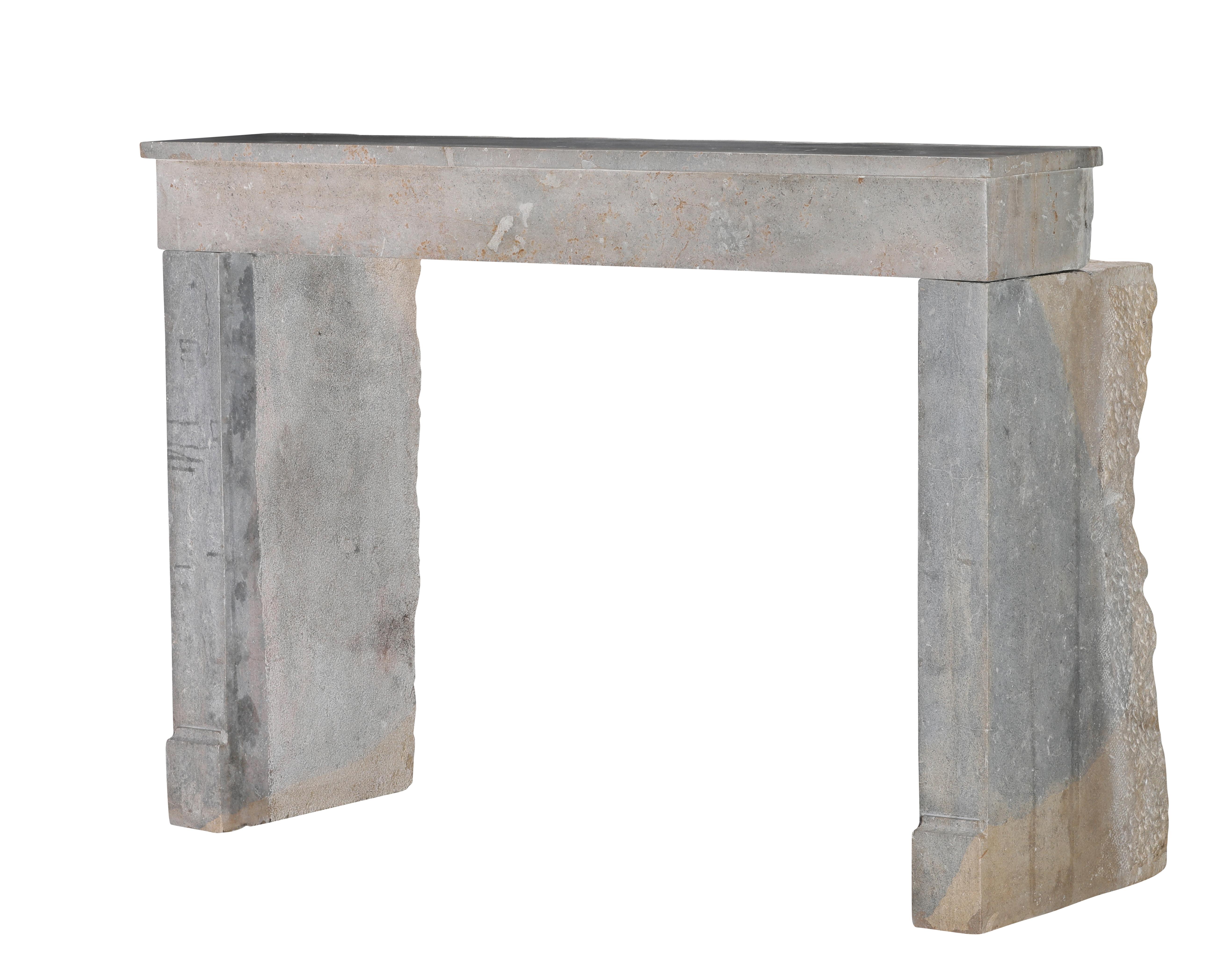 Chimenea Antigua De Piedra Gris Indefinida De Francia Para Un Interiorismo Atemporal en venta 8