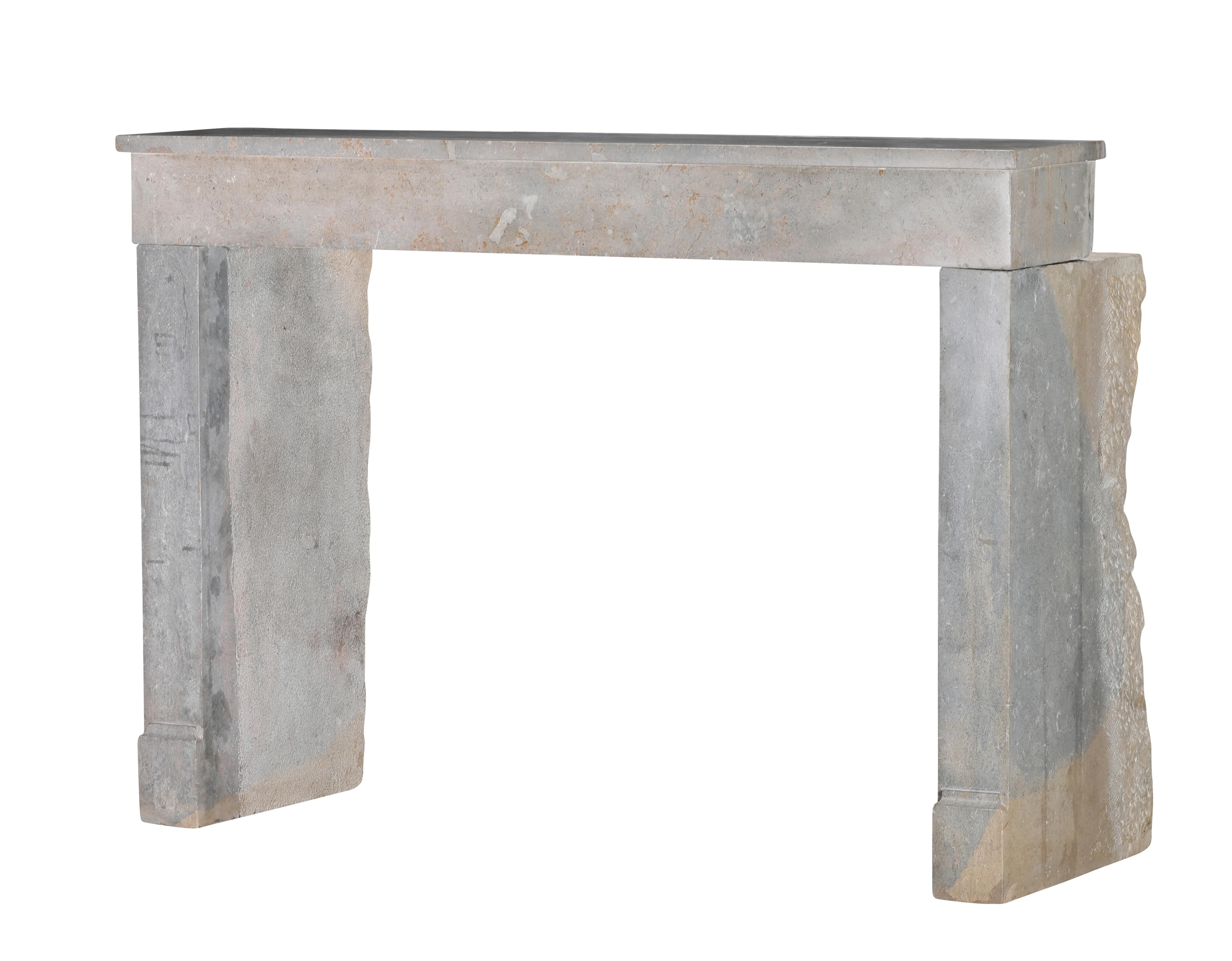 Chimenea Antigua De Piedra Gris Indefinida De Francia Para Un Interiorismo Atemporal en venta 10