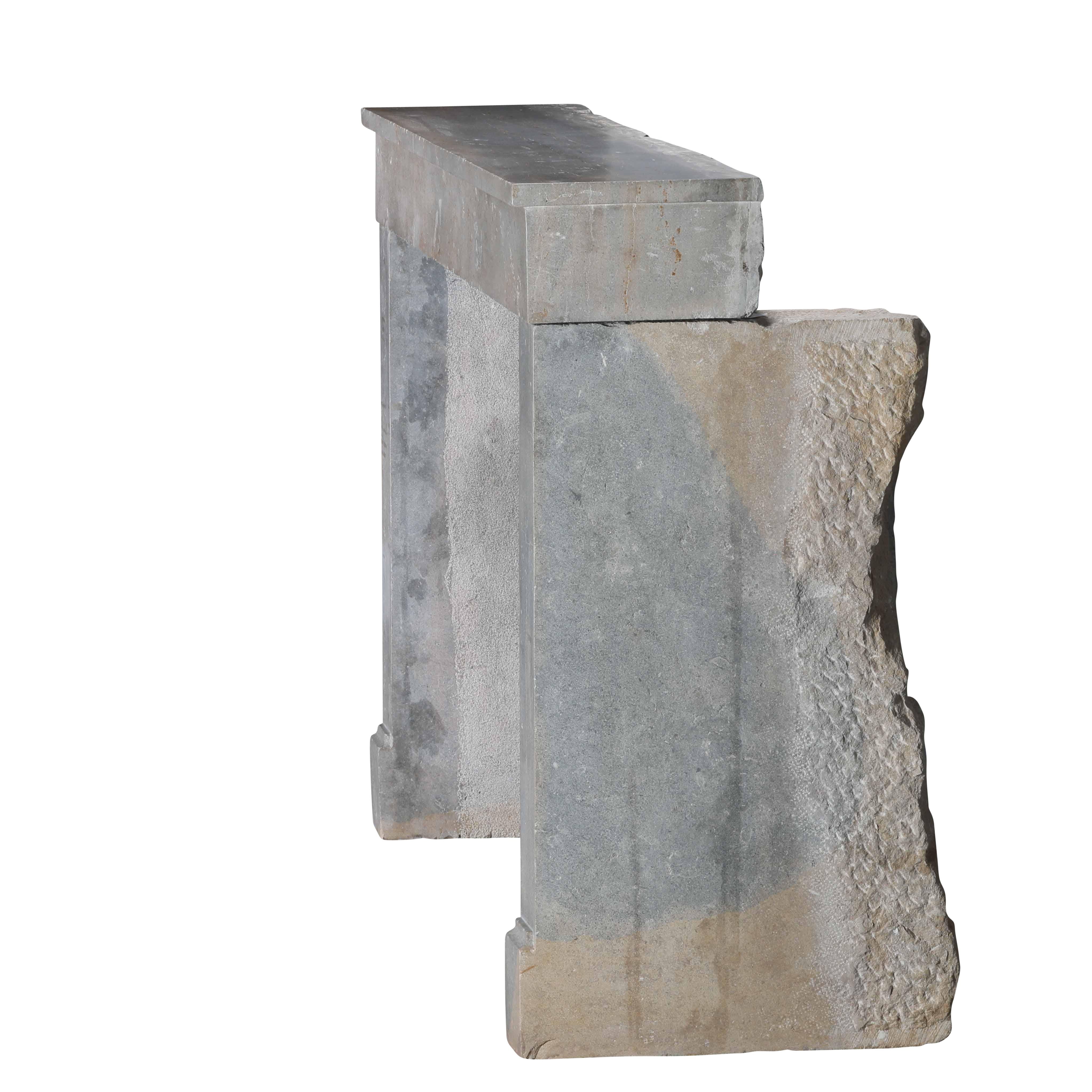 Chimenea Antigua De Piedra Gris Indefinida De Francia Para Un Interiorismo Atemporal en venta 11