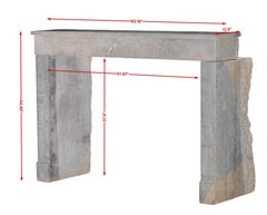 Undefined Camino antico in pietra grigia dalla Francia per un design d'interni senza tempo