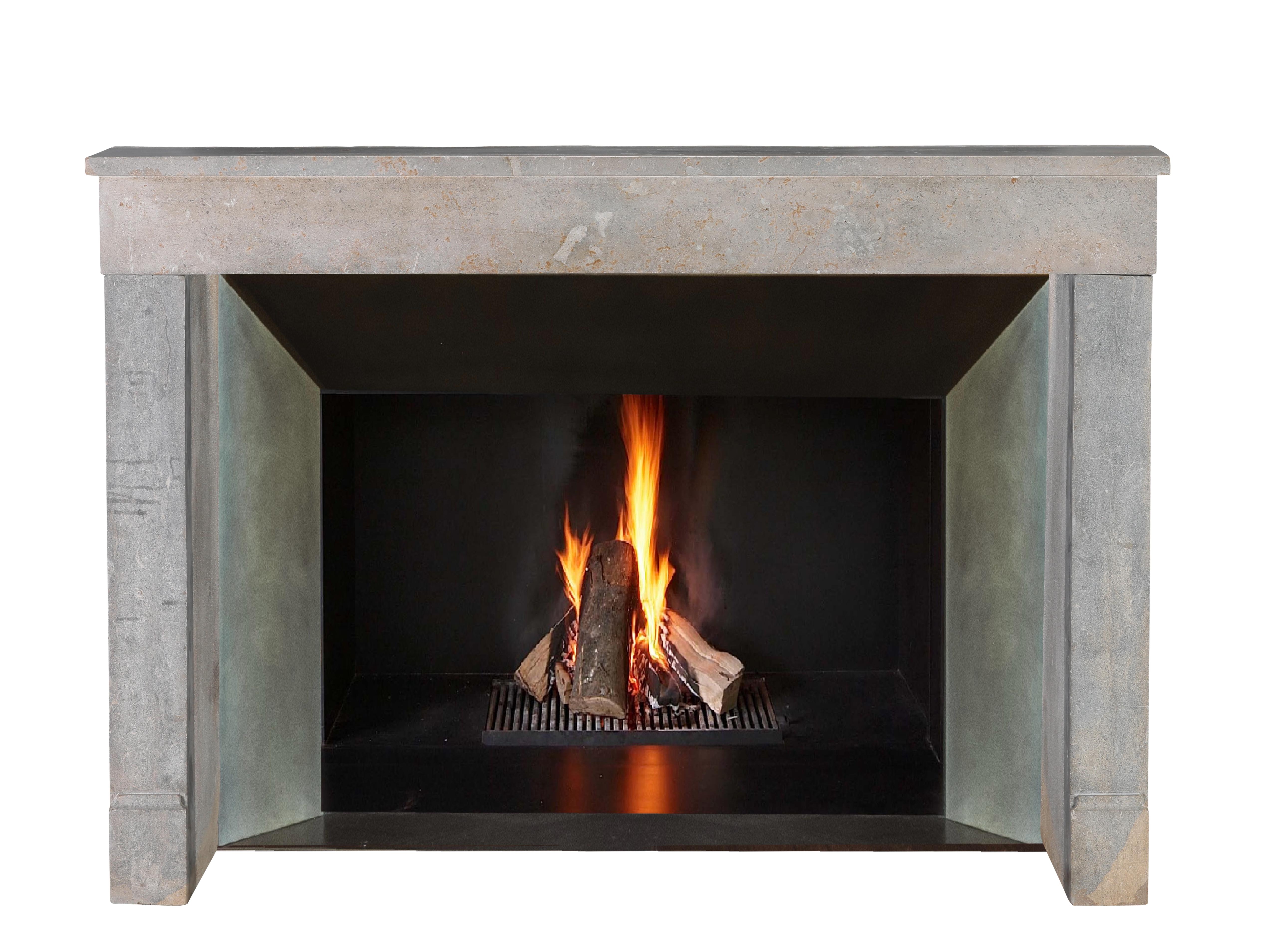 Chimenea Antigua De Piedra Gris Indefinida De Francia Para Un Interiorismo Atemporal Francés en venta