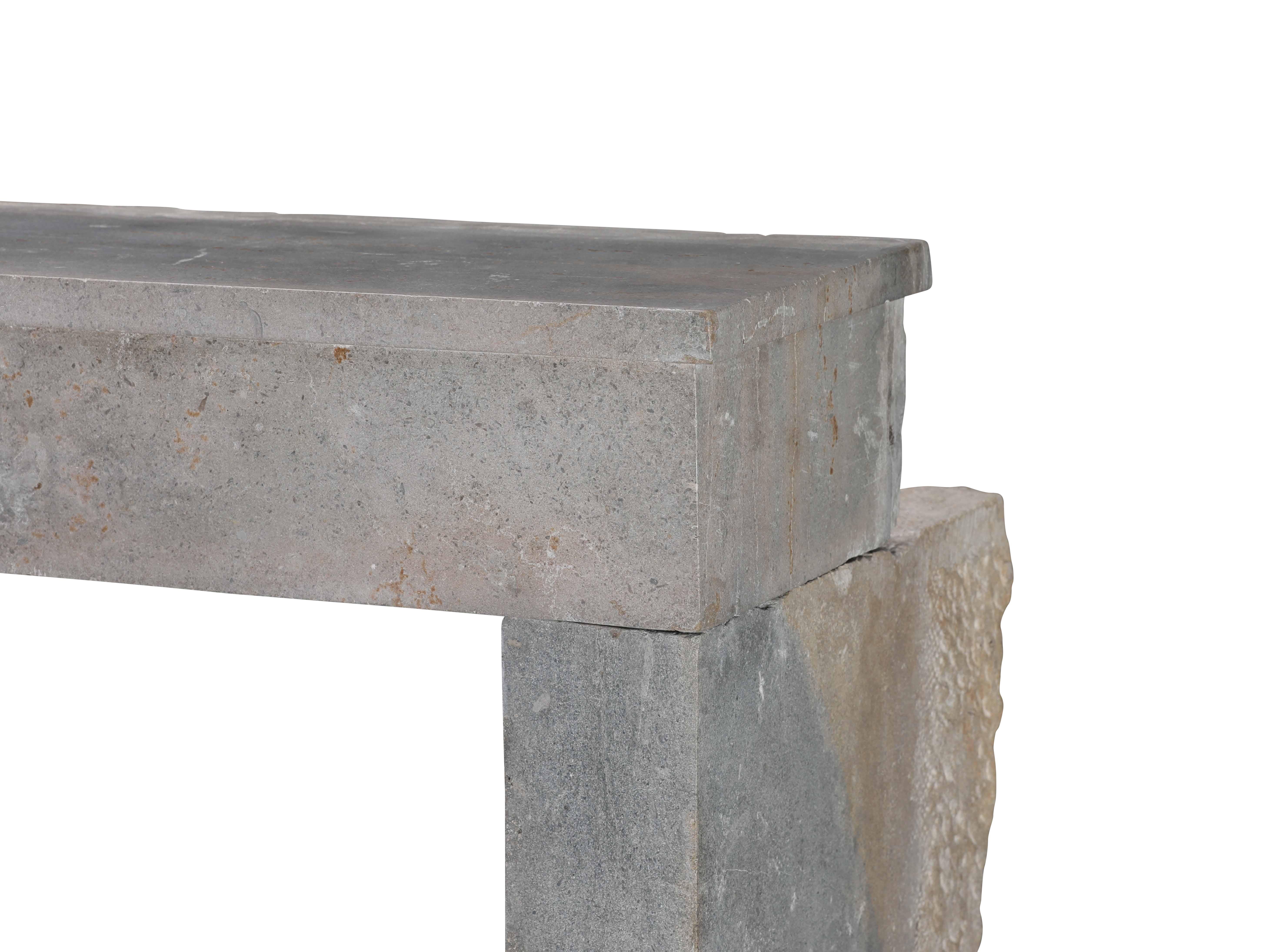 Chimenea Antigua De Piedra Gris Indefinida De Francia Para Un Interiorismo Atemporal en venta 1