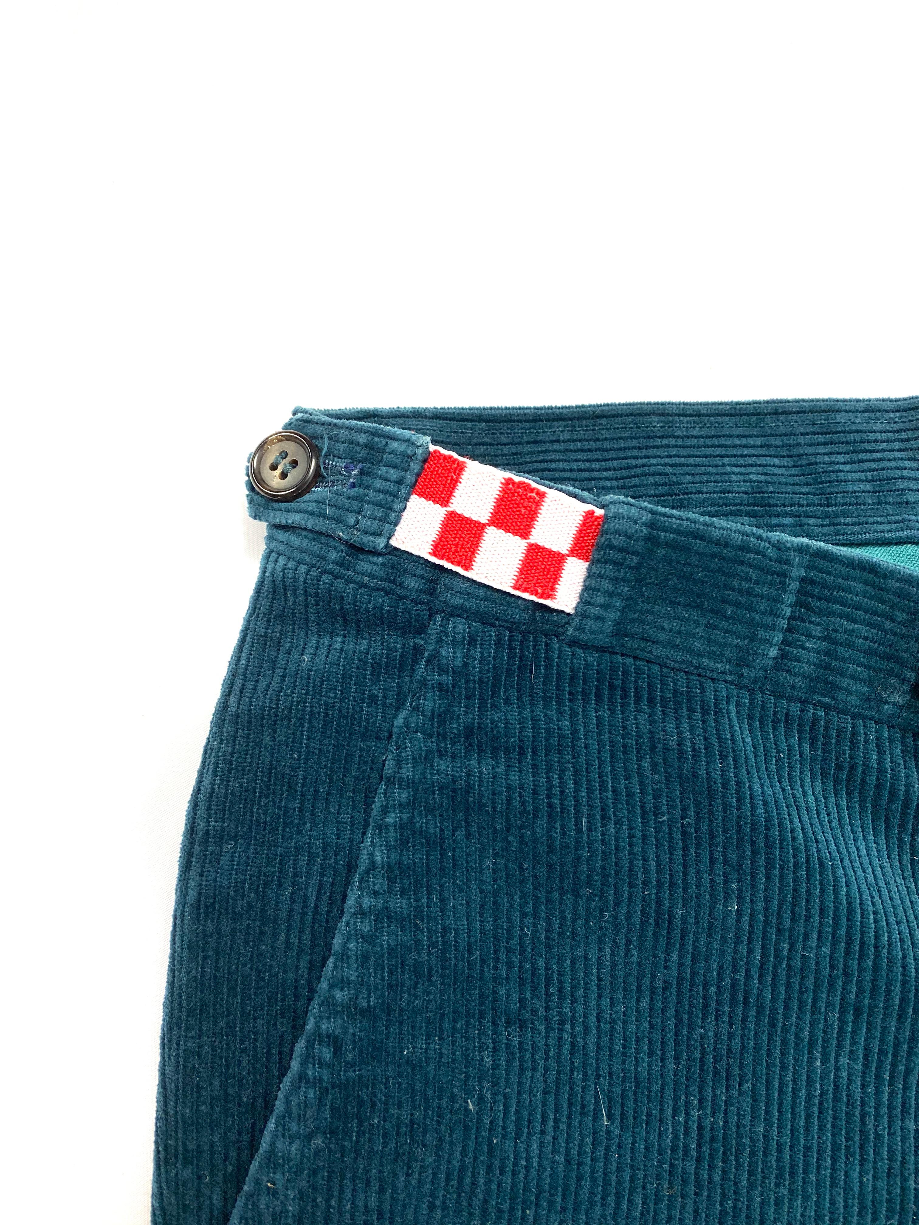 Détails du produit :
Pantalon skinny en velours côtelé de couleur turquoise foncé avec détails de fleurs brodées sur le devant et le dos, une poche de chaque côté et deux poches au dos.
Fabriqué au Japon.
Neuf, jamais porté, avec étiquettes.