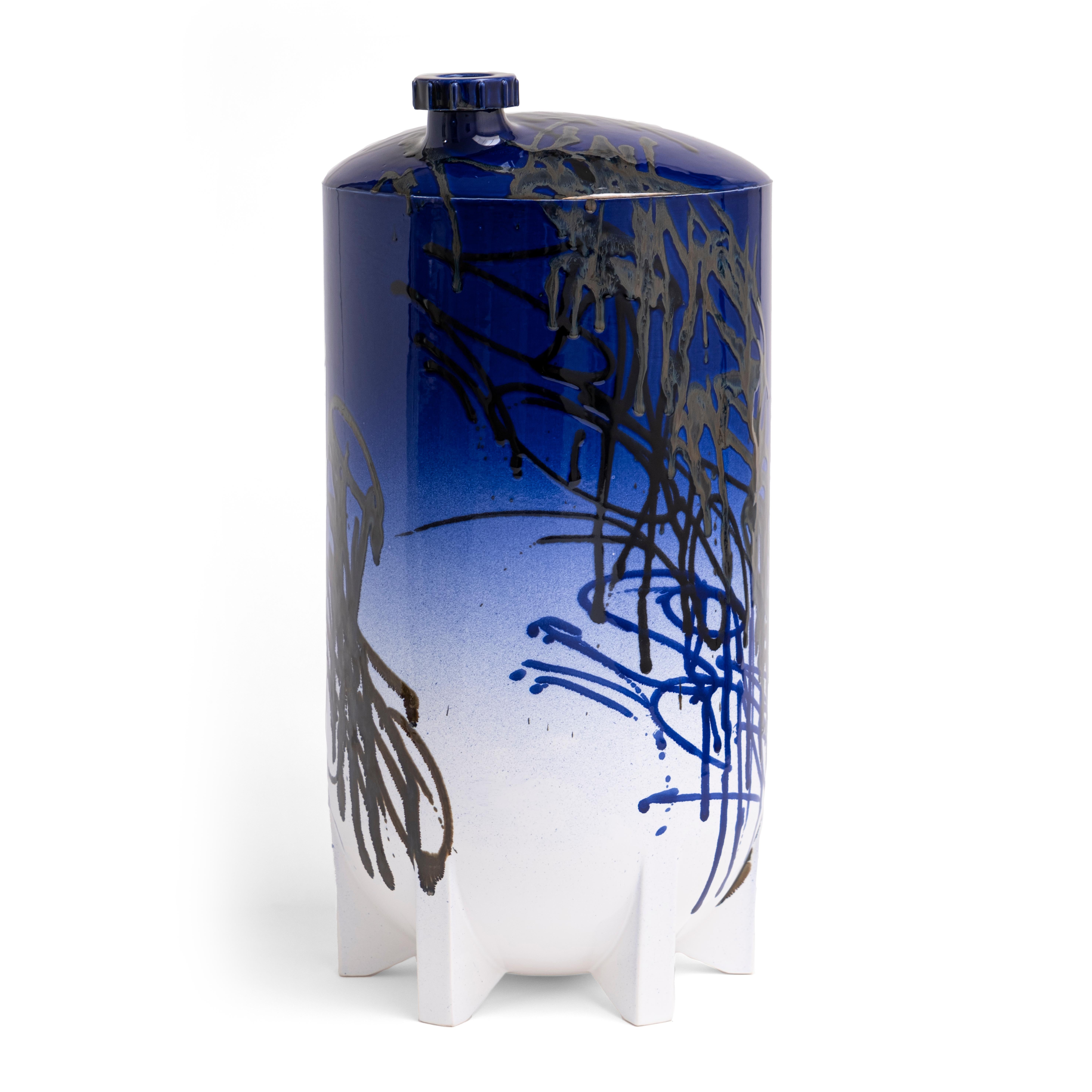 Under pressure 2 by Yuri van Poppel
Dimensions: D 27 x H 55 cm
One of a kind.
Earthenware, layered ceramic glazes, various colours.
Handmade and spray-painted by hand by SunkOne. Removable lid.

Everlasting graffiti spray-painted with ceramic
