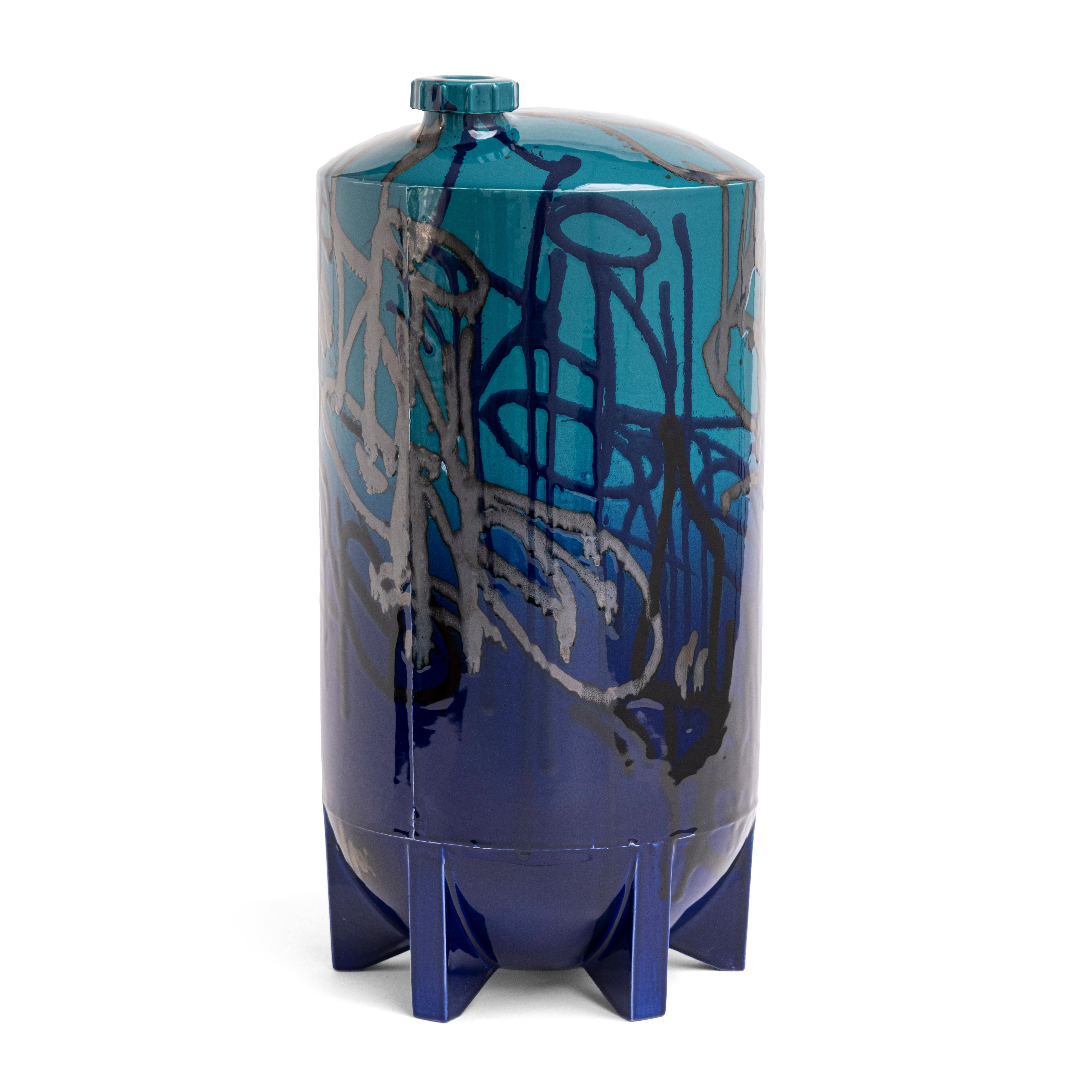 Under Pressure 6 by Yuri van Poppel
Dimensions: D 27 x H 55 cm
One of a kind.
Earthenware, layered ceramic glazes, various colours.
Handmade and spray-painted by hand by SunkOne. Removable lid.

Everlasting graffiti spray-painted with ceramic
