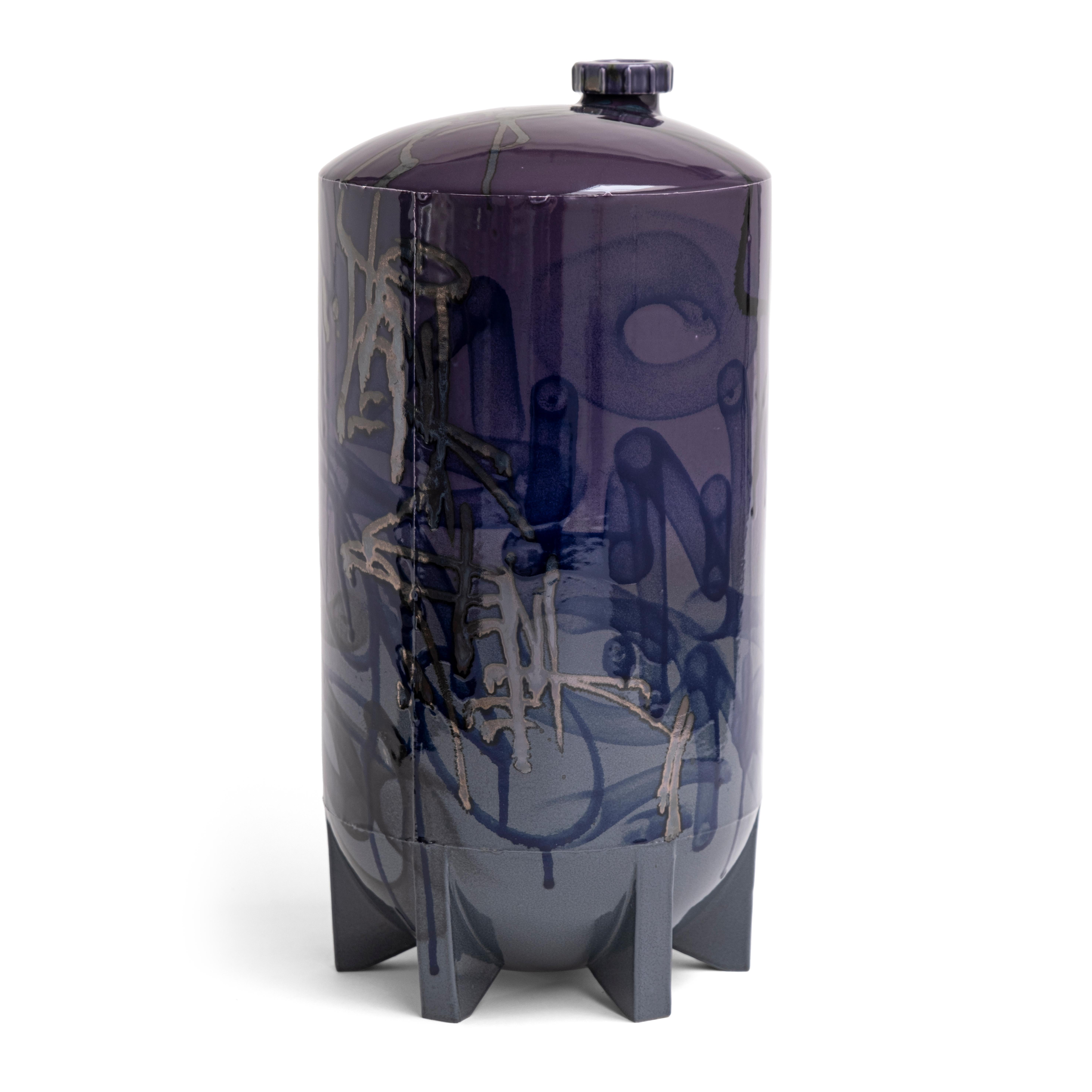 Under pressure 8 by Yuri van Poppel
Dimensions: D 27 x H 55 cm
One of a kind.
Earthenware, layered ceramic glazes, various colors.
Handmade and spray-painted by hand by SunkOne. Removable lid.

Everlasting graffiti spray-painted with ceramic