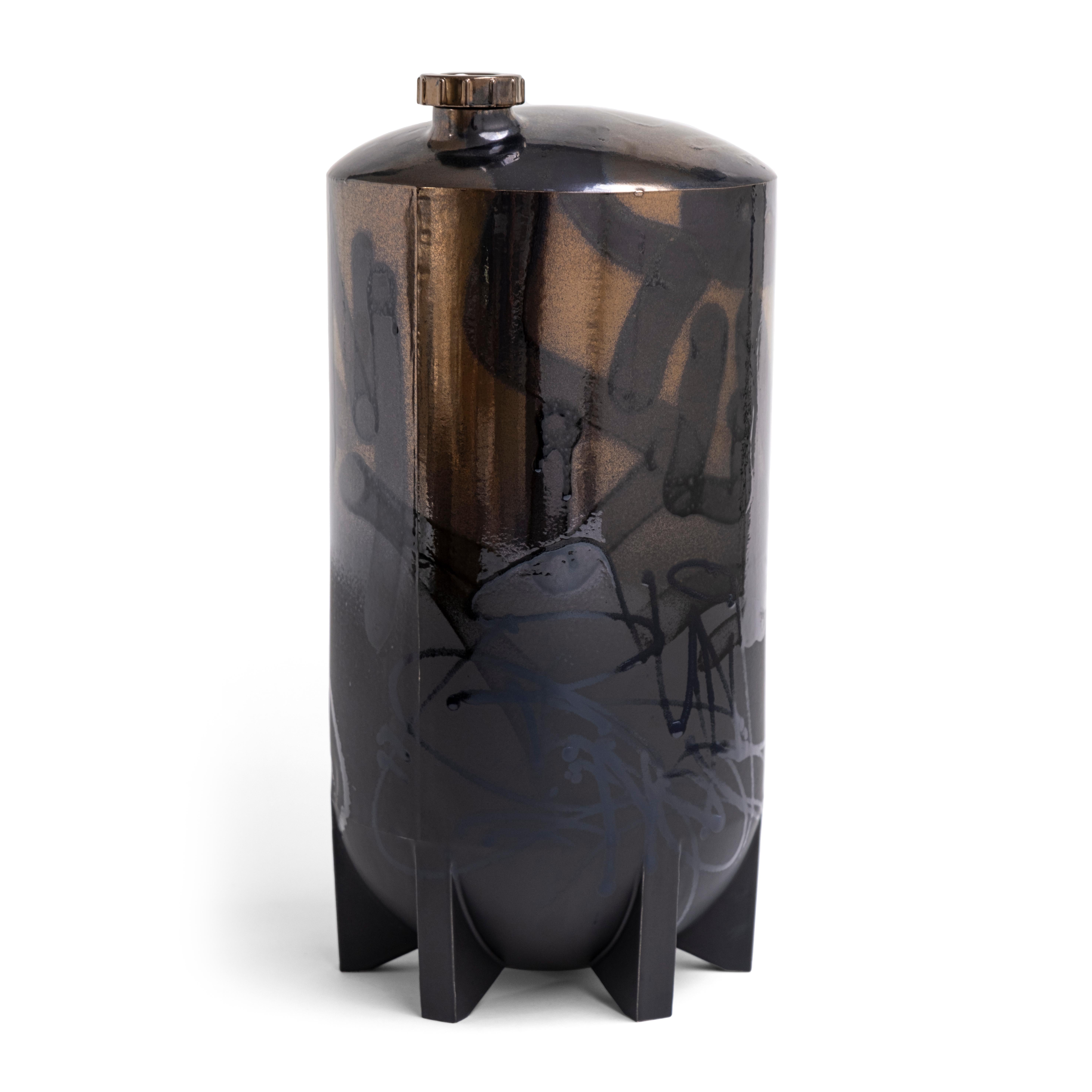 Under pressure 8 by Yuri van Poppel
Dimensions: D 27 x H 55 cm
One of a kind.
Earthenware, layered ceramic glazes, various colours.
Handmade and spray-painted by hand by SunkOne. Removable lid.

Everlasting graffiti spray-painted with ceramic