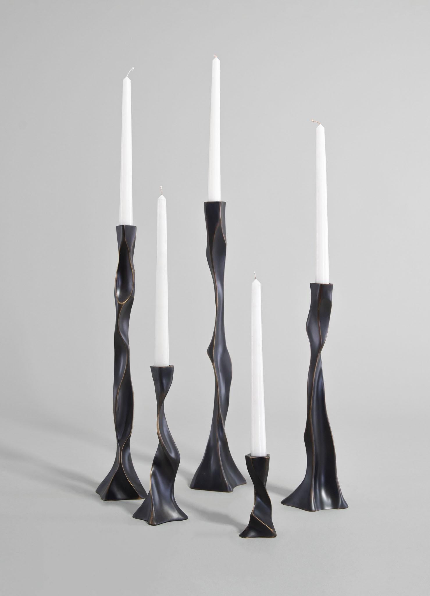Under The Banyan Bronze Kerzenständer groß aus Messing, Viya von Vikram Goyal (Gegossen) im Angebot