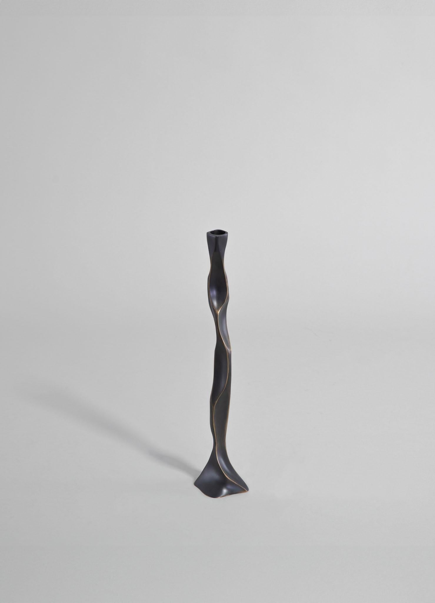 Under The Banyan Bronze Kerzenständer groß aus Messing, Viya von Vikram Goyal im Zustand „Neu“ im Angebot in Noida, DL