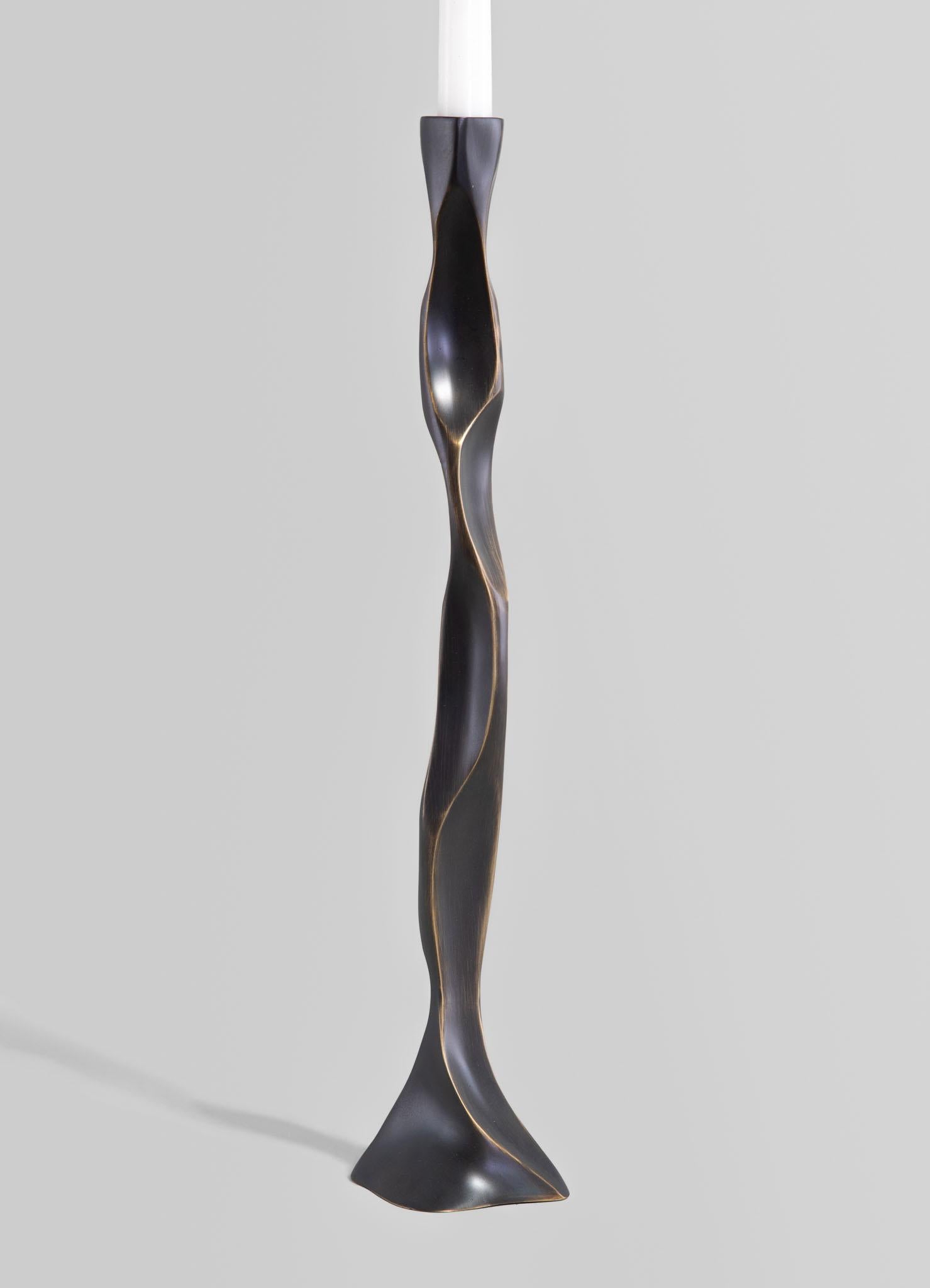 Under The Banyan Bronze Kerzenständer groß aus Messing, Viya von Vikram Goyal (21. Jahrhundert und zeitgenössisch) im Angebot