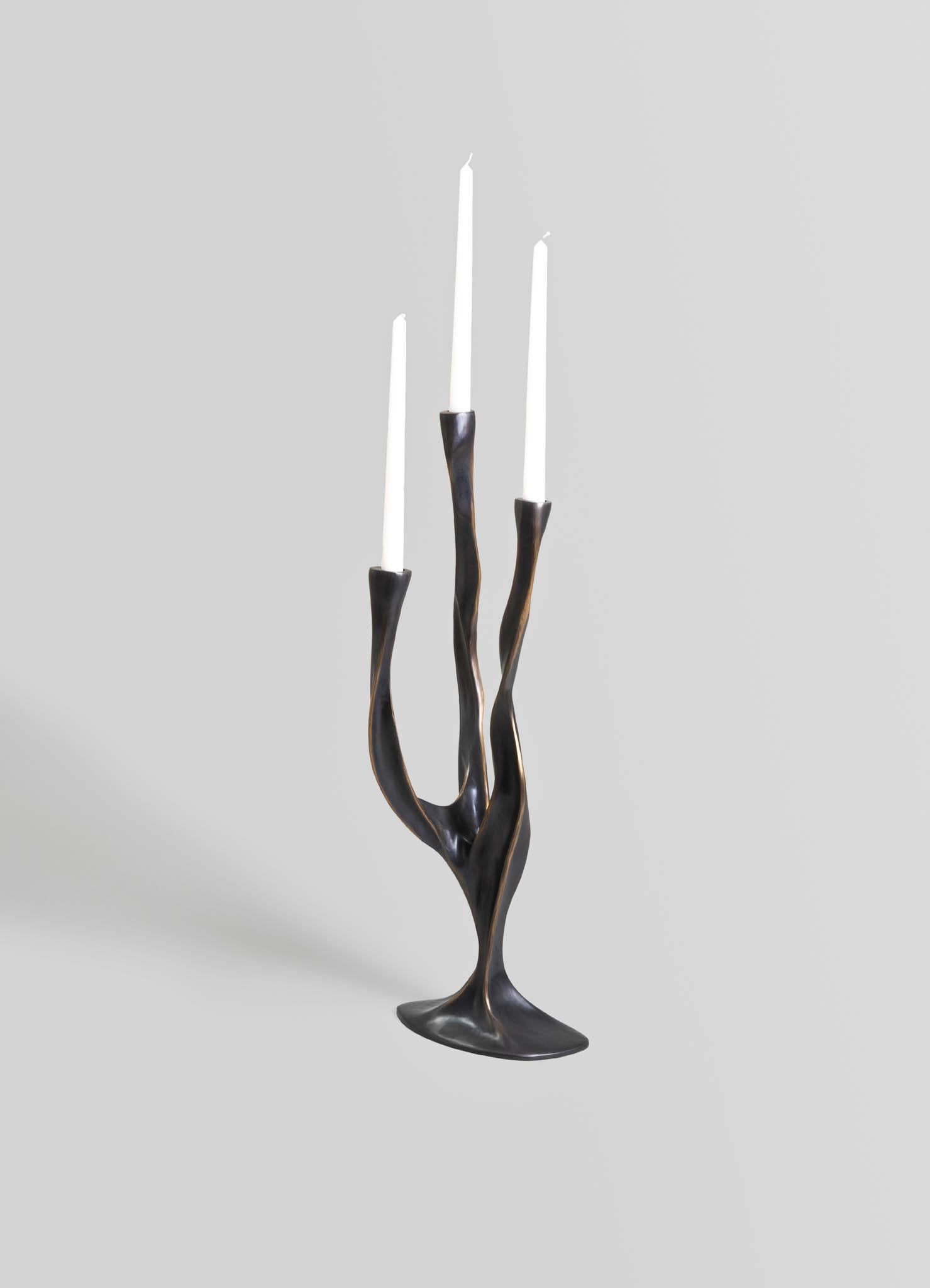 Candelabro in bronzo Under The Banyan Small in ottone, Viya by Vikram Goyal

Riecheggiando antichi sussurri di culto, ogni oggetto cattura l'essenza dell'albero di Banyan, che si crede abbia il potere divino di esaudire i desideri. Realizzati con