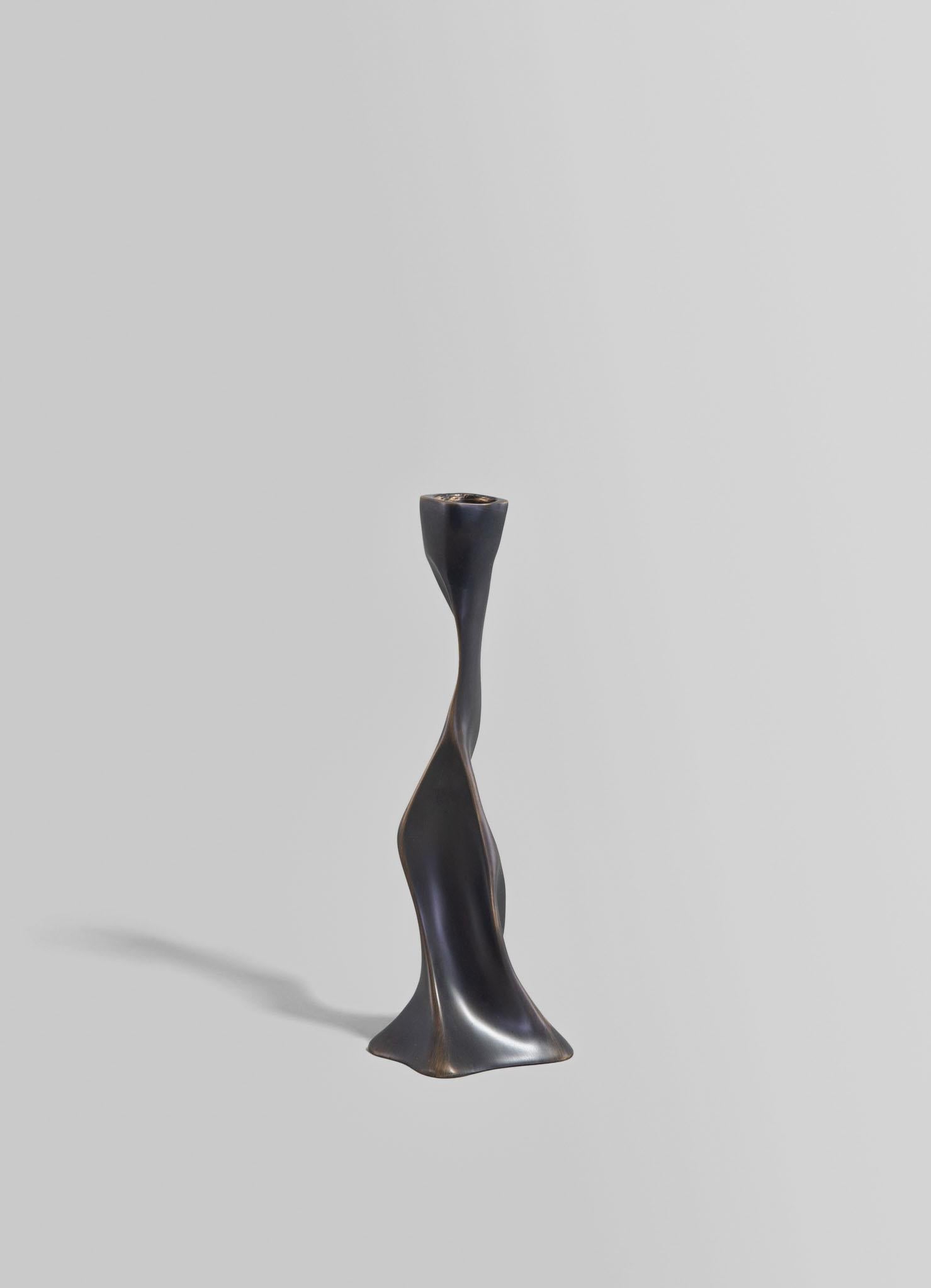 Under The Banyan Bronze Kerzenständer Medium in Messing, Viya von Vikram Goyal (Indisch) im Angebot