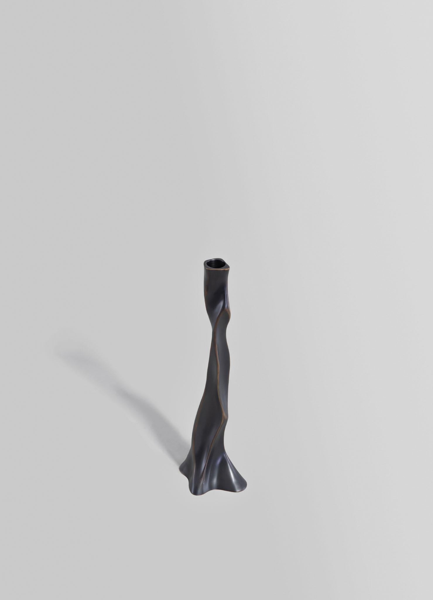 Under The Banyan Bronze Kerzenständer Medium in Messing, Viya von Vikram Goyal im Zustand „Neu“ im Angebot in Noida, DL