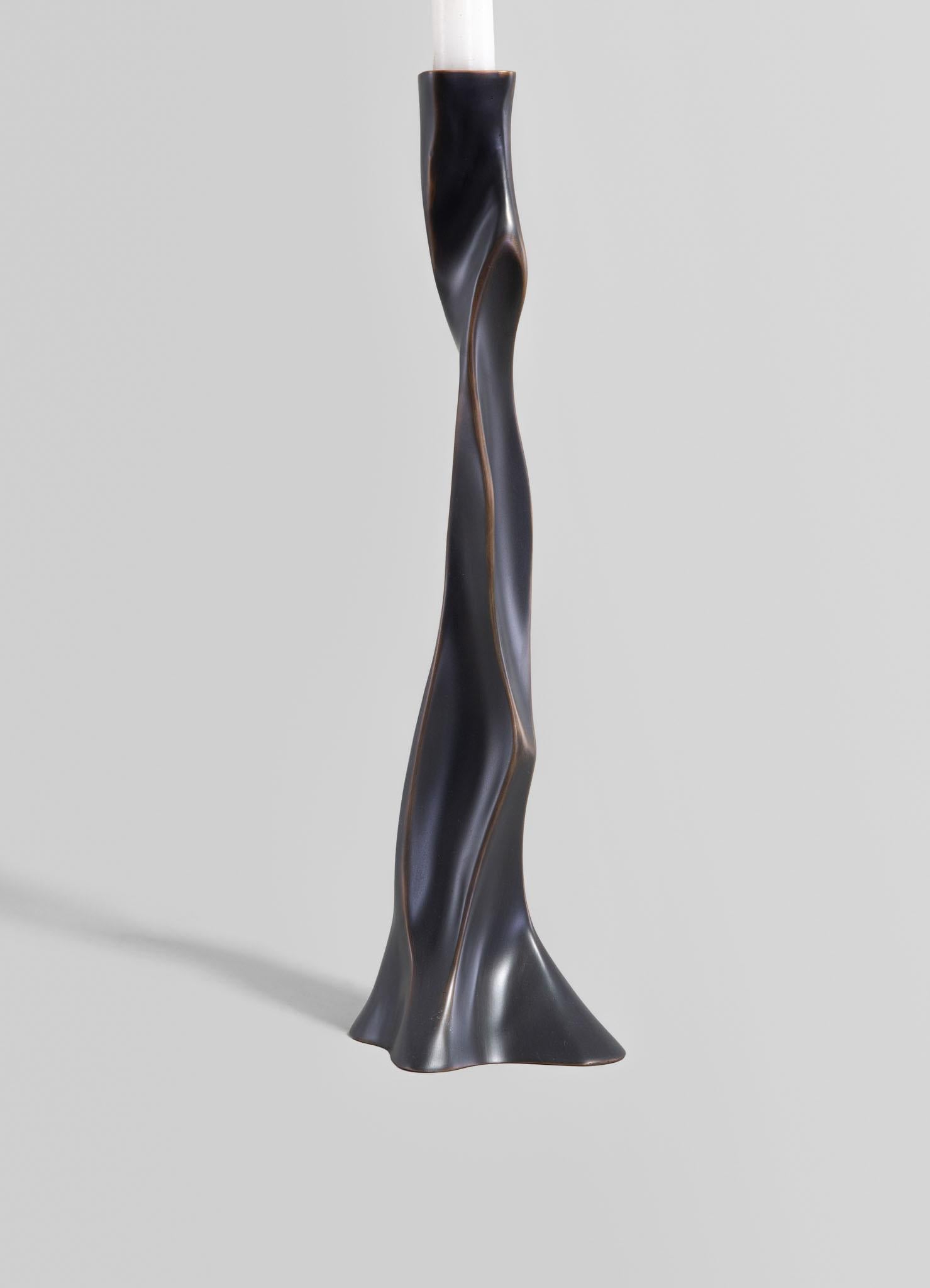Under The Banyan Bronze Kerzenständer Medium in Messing, Viya von Vikram Goyal (21. Jahrhundert und zeitgenössisch) im Angebot