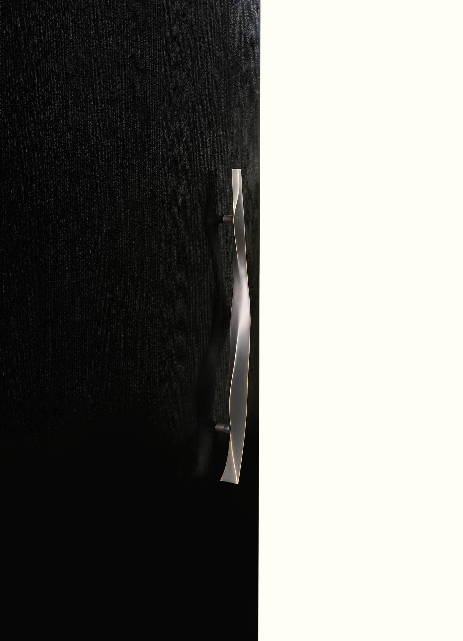 Unter dem Banyan Bronzefarbenen Türgriff A aus Messing, Viya von Vikram Goyal (Indisch) im Angebot