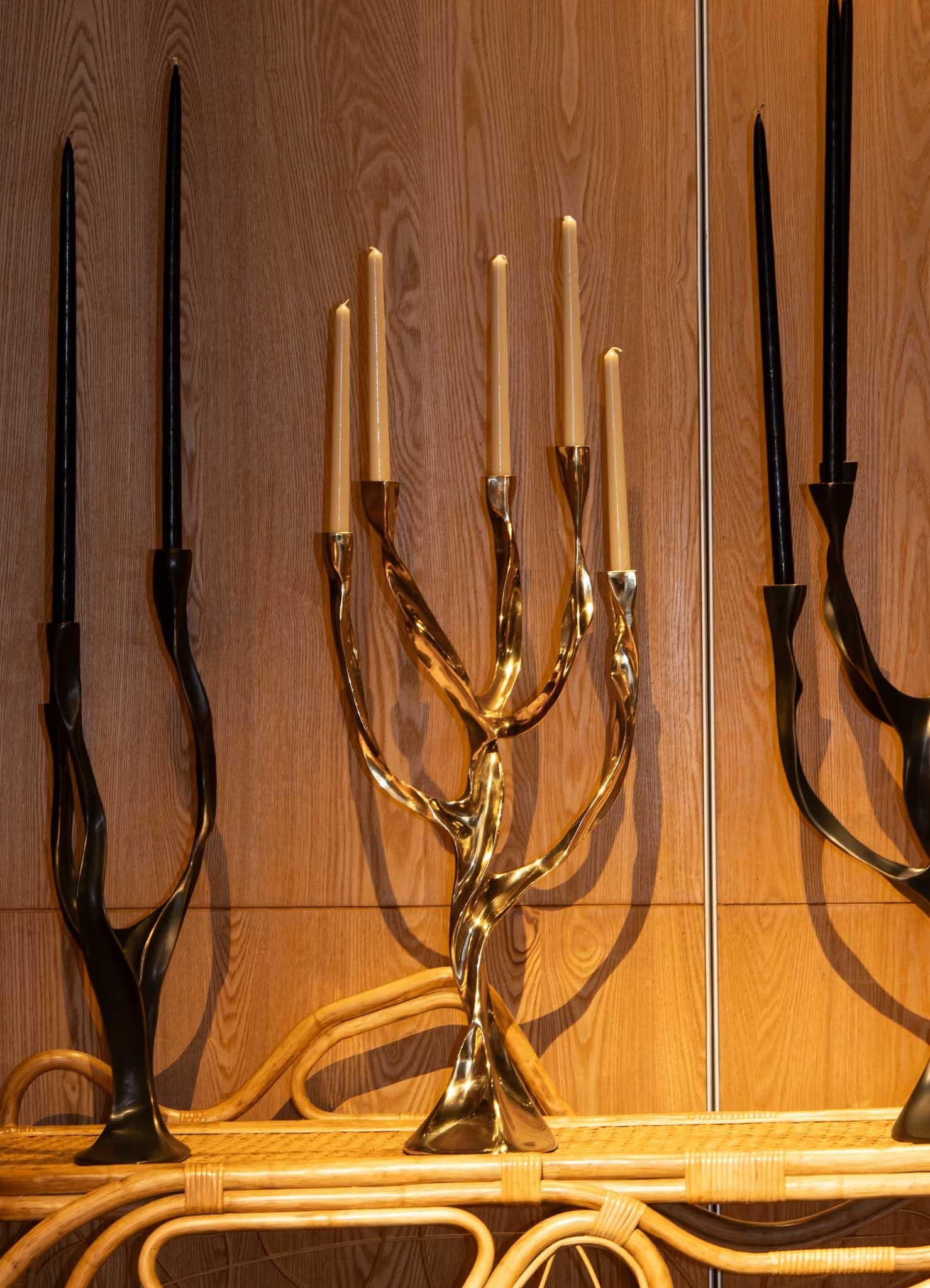 Unter dem Banyan-Goldkandelaber aus Messing, Viya von Vikram Goyal im Angebot 1