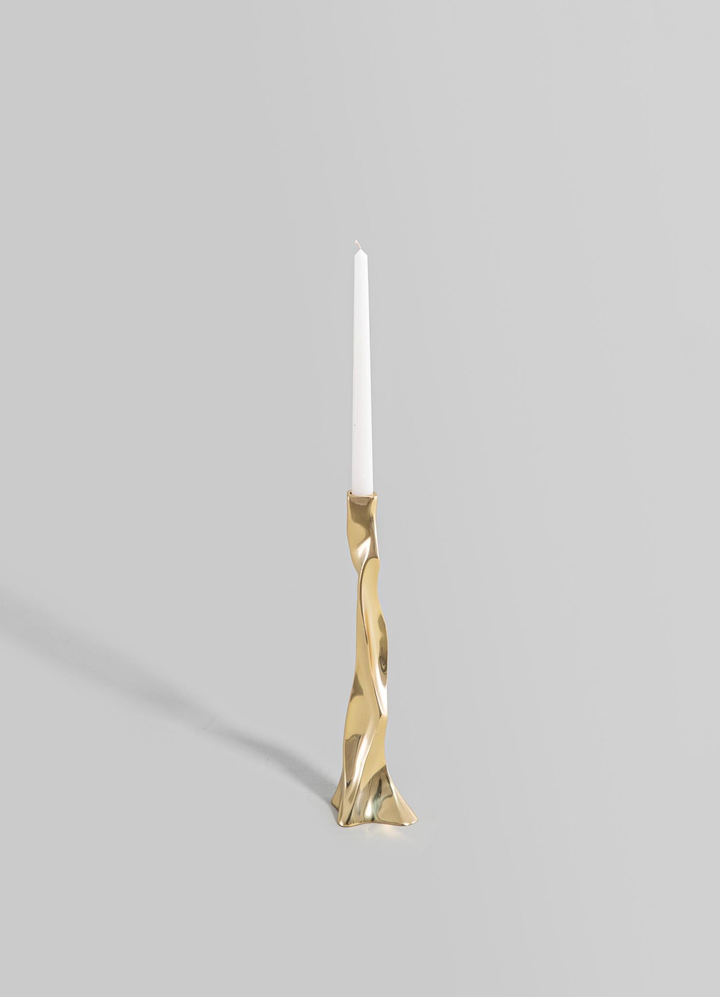 Echoing ancient whispers of worship, each object captures the essence of the Banyan tree, believed to hold the divine power to fulfil wishes. Crafted with reverence, these brass objects reflect the intricate dance of aerial roots, encapsulating the