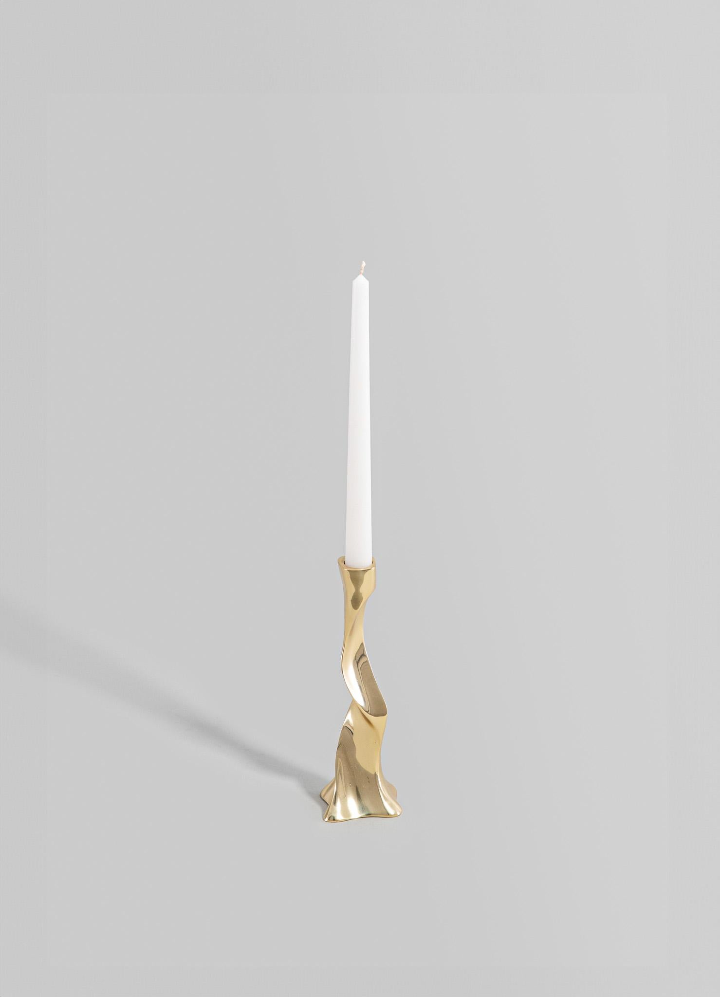 Echoing ancient whispers of worship, each object captures the essence of the Banyan tree, believed to hold the divine power to fulfil wishes. Crafted with reverence, these brass objects reflect the intricate dance of aerial roots, encapsulating the