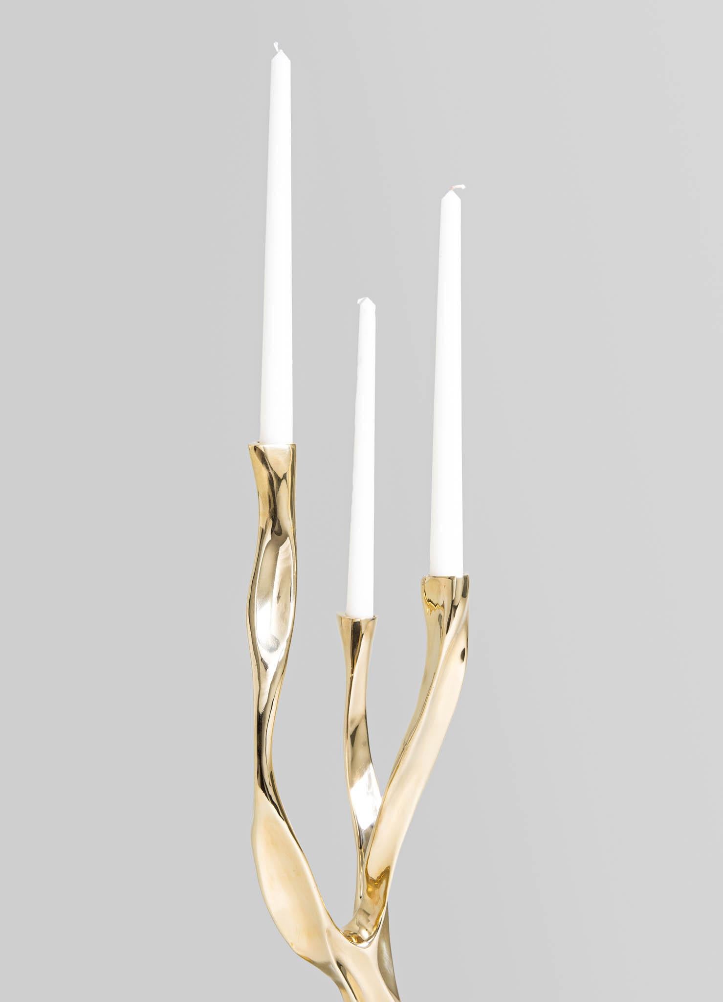 Under The Banyan Gold Kerzenständer klein aus Messing, Viya von Vikram Goyal im Zustand „Neu“ im Angebot in Noida, DL