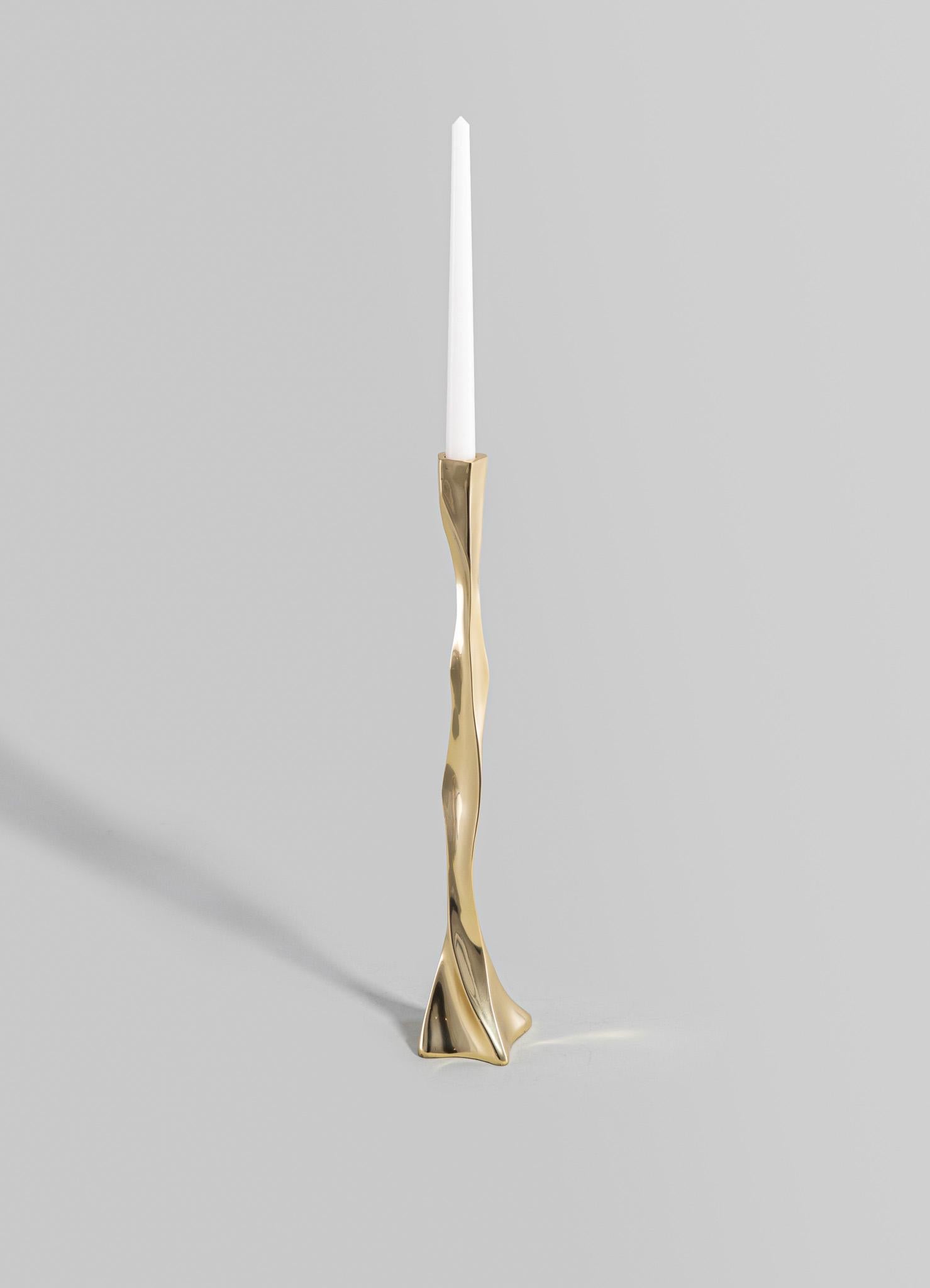 Echoing ancient whispers of worship, each object captures the essence of the Banyan tree, believed to hold the divine power to fulfil wishes. Crafted with reverence, these brass objects reflect the intricate dance of aerial roots, encapsulating the