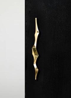 Sous la poignée de porte B de couleur or en laiton Viya de Vikram Goyal