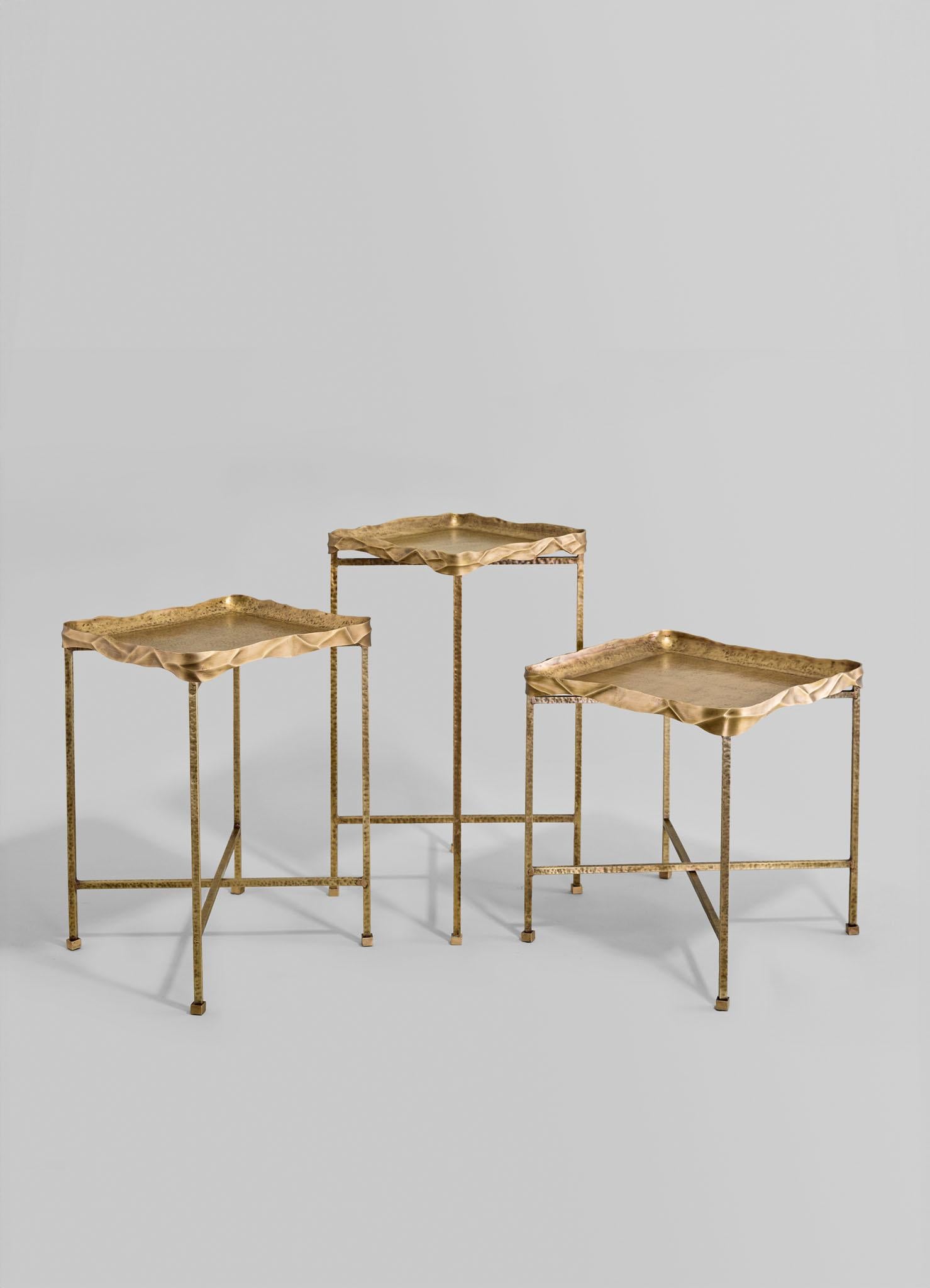 XXIe siècle et contemporain Grande table à plateau en or Under The Banyan en laiton Viya de Vikram Goyal en vente