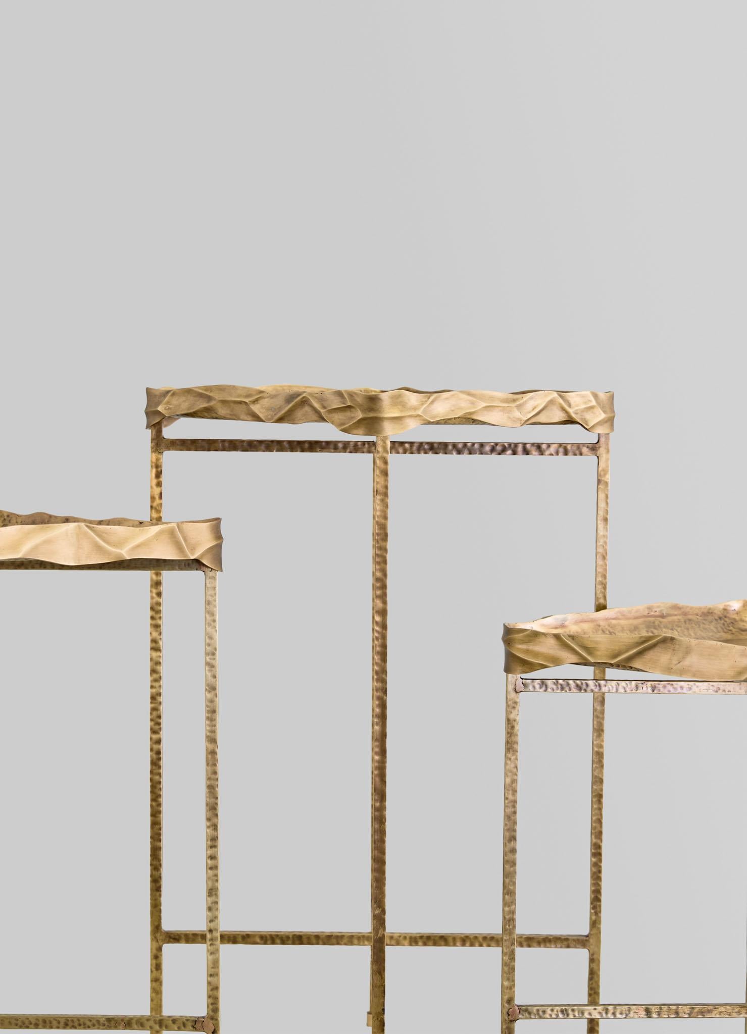 Laiton Grande table à plateau en or Under The Banyan en laiton Viya de Vikram Goyal en vente