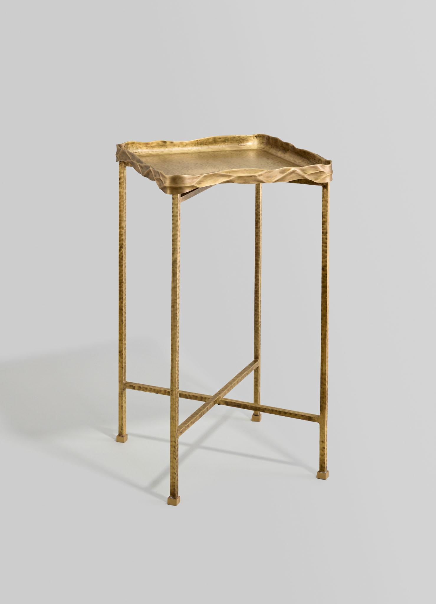 Moulage Petite table à plateau doré Under The Banyan en laiton Viya de Vikram Goyal en vente