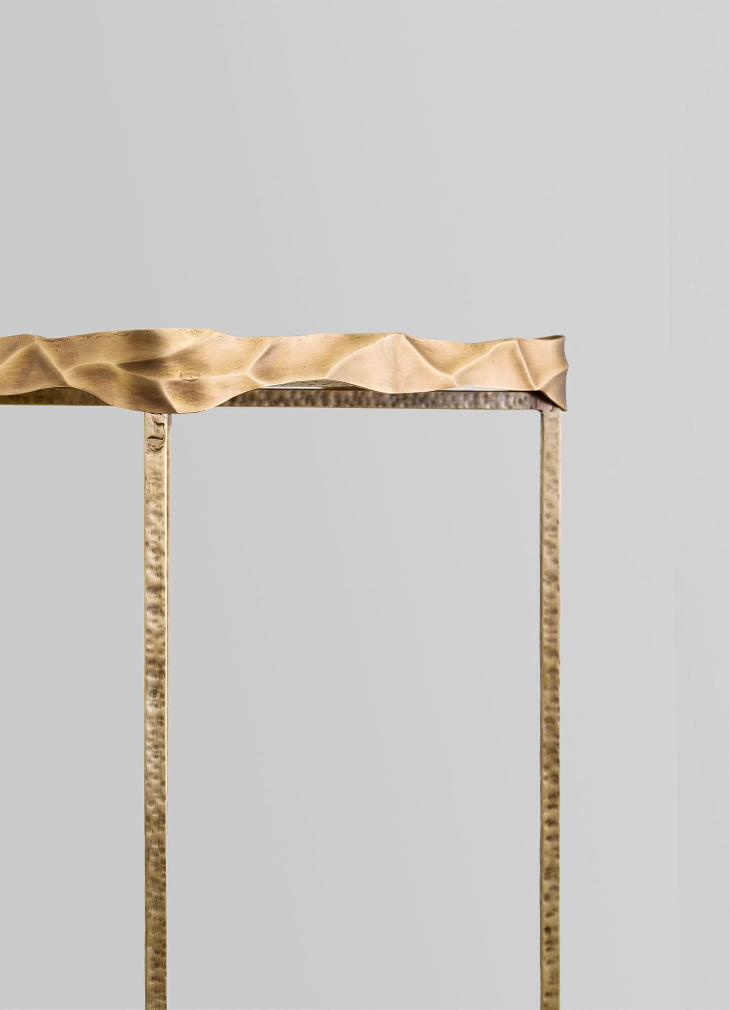 Petite table à plateau doré Under The Banyan en laiton Viya de Vikram Goyal Neuf - En vente à Noida, DL