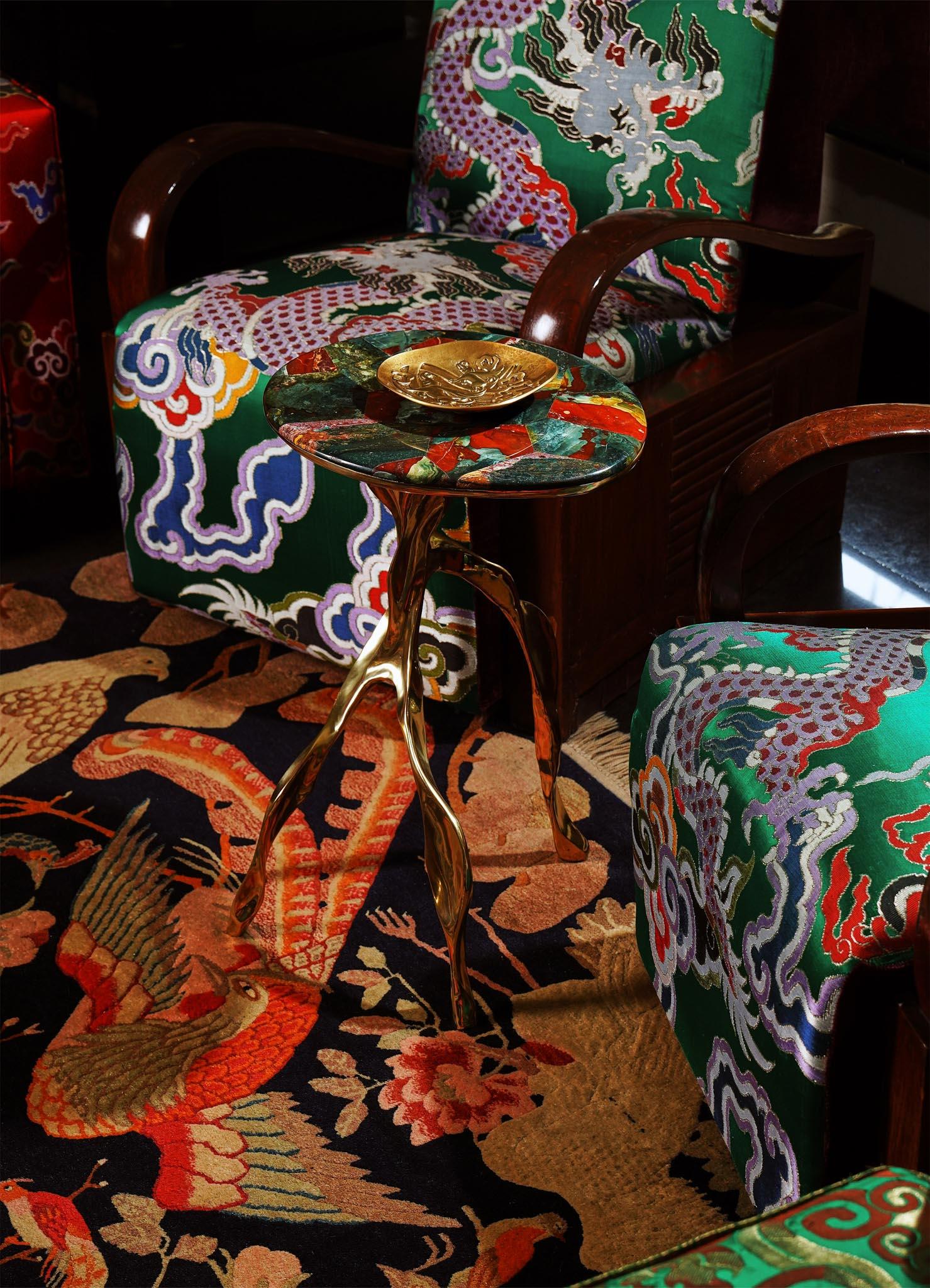 Petite table d'appoint Under The Banyan en laiton et pierre semi-précieuse en vente 1